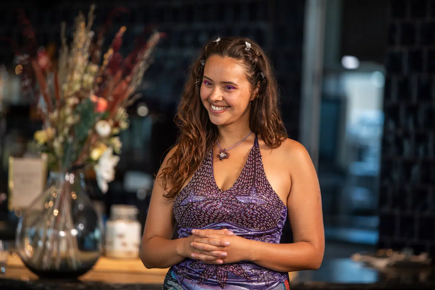 Skuespiller og model Zelma Lewerissa er vært for TV 2's nye datingprogram "Se mig, hør mig, elsk mig", der har premiere 14. november. (PR-foto).