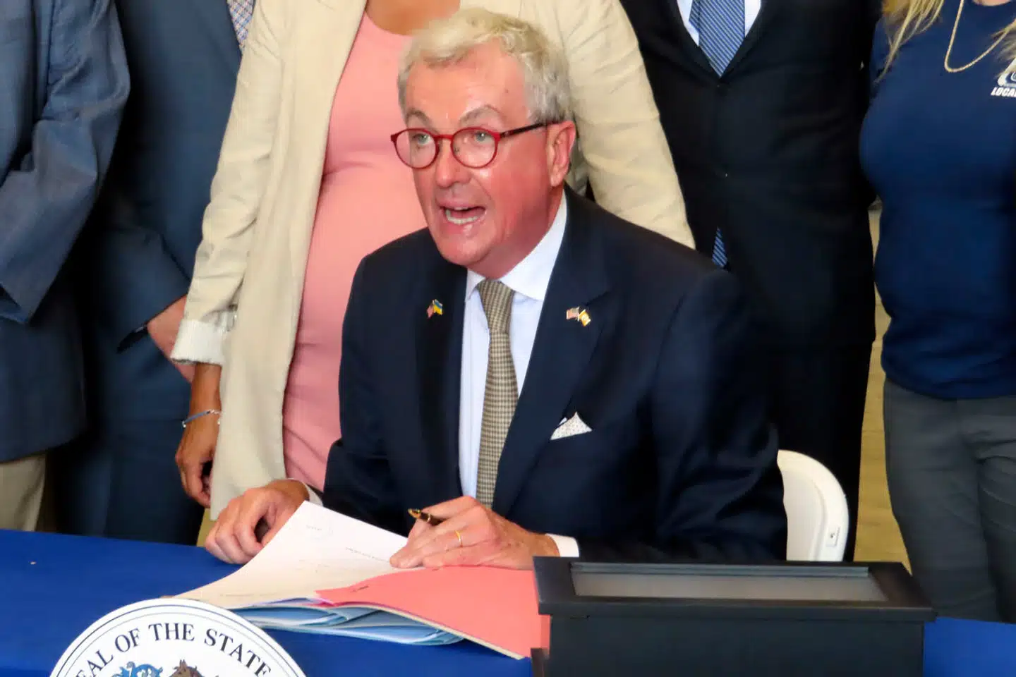 New Jerseys guvernør, Phil Murphy, underskrev et lovforslag i juli, der skulle sikre skattelettelser til Ørsted, for at redde Ocean Wind 1 fra økonomisk ruin.