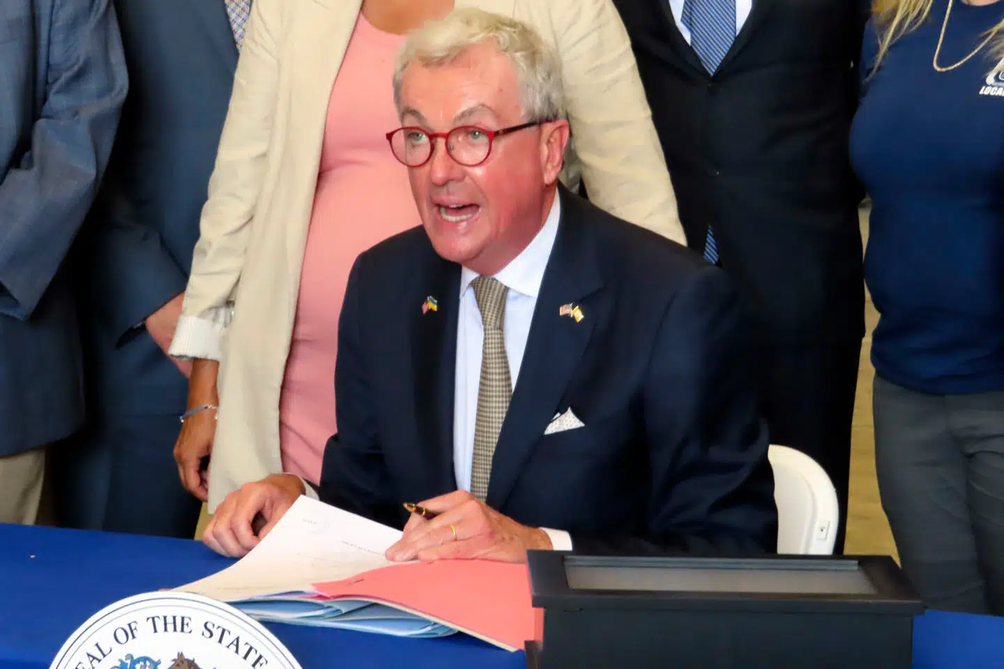 New Jerseys guvernør, Phil Murphy, underskrev et lovforslag i juli, der skulle sikre skattelettelser til Ørsted, for at redde Ocean Wind 1 fra økonomisk ruin.