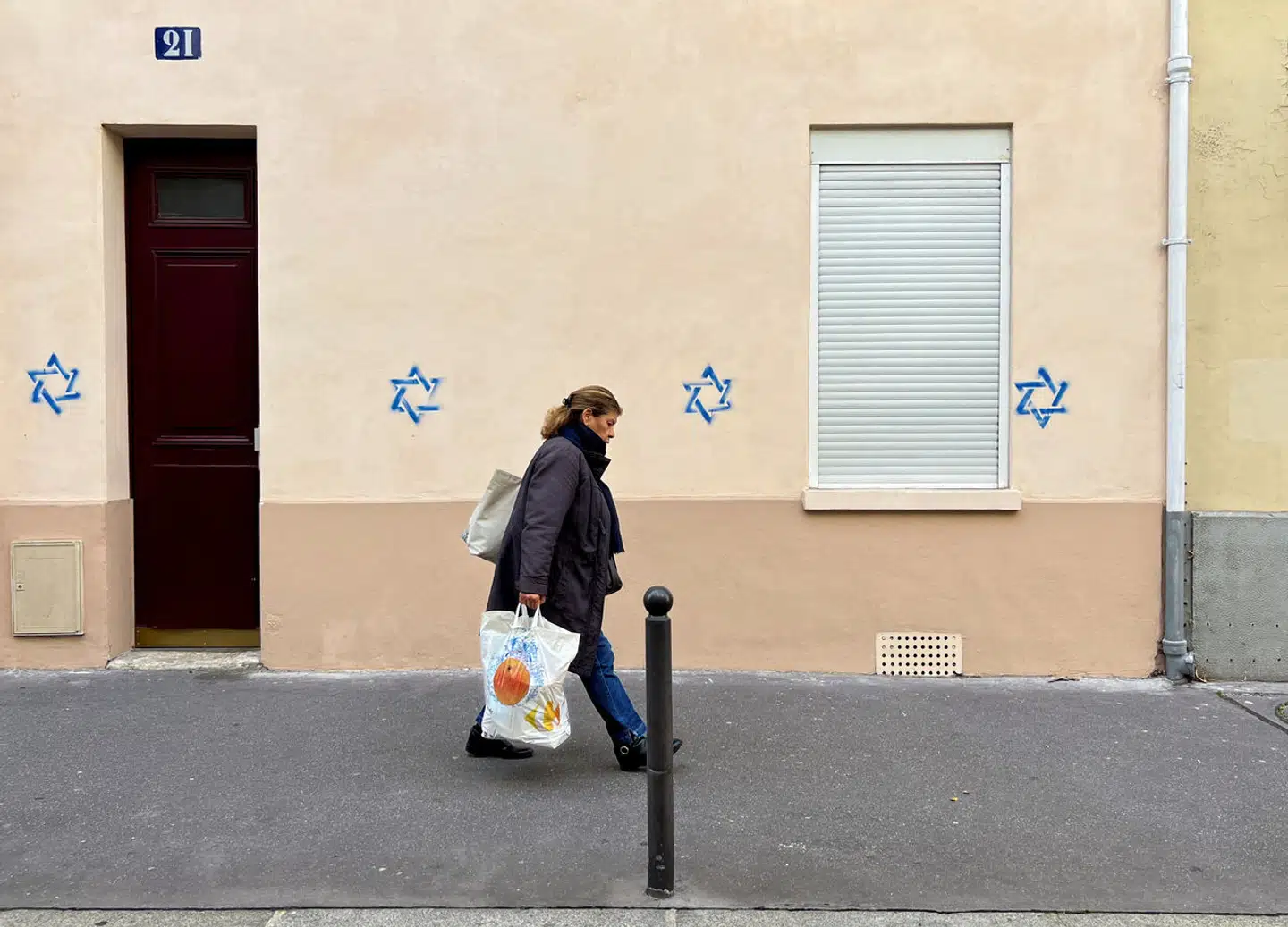 Et hus i Paris' 14. arrondissement er blevet overmalet med davidsstjerner for at signalere, at det er beboet af jøder. Overalt i Frankrig eksploderer antallet af antisemitiske handlinger.