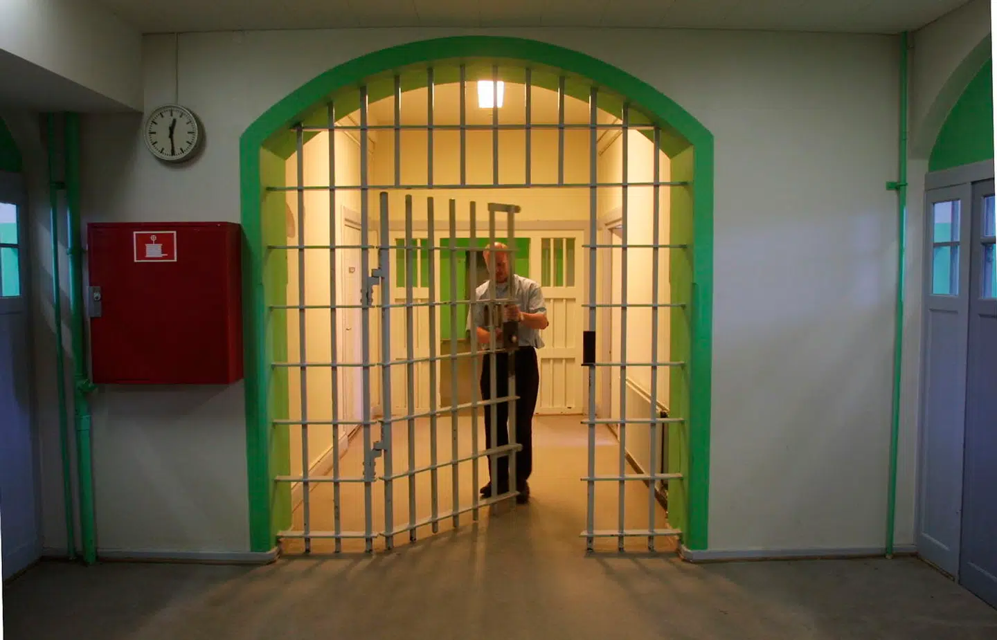 »Det bør være muligt at kunne få lov til at afsone en del af sin straf med en fodlænke i perioden fra den dag, man bliver dømt, og frem til, at man kan komme i fængslet og afsone sin straf,« skriver Karina Lorentzen Dehnhardt.