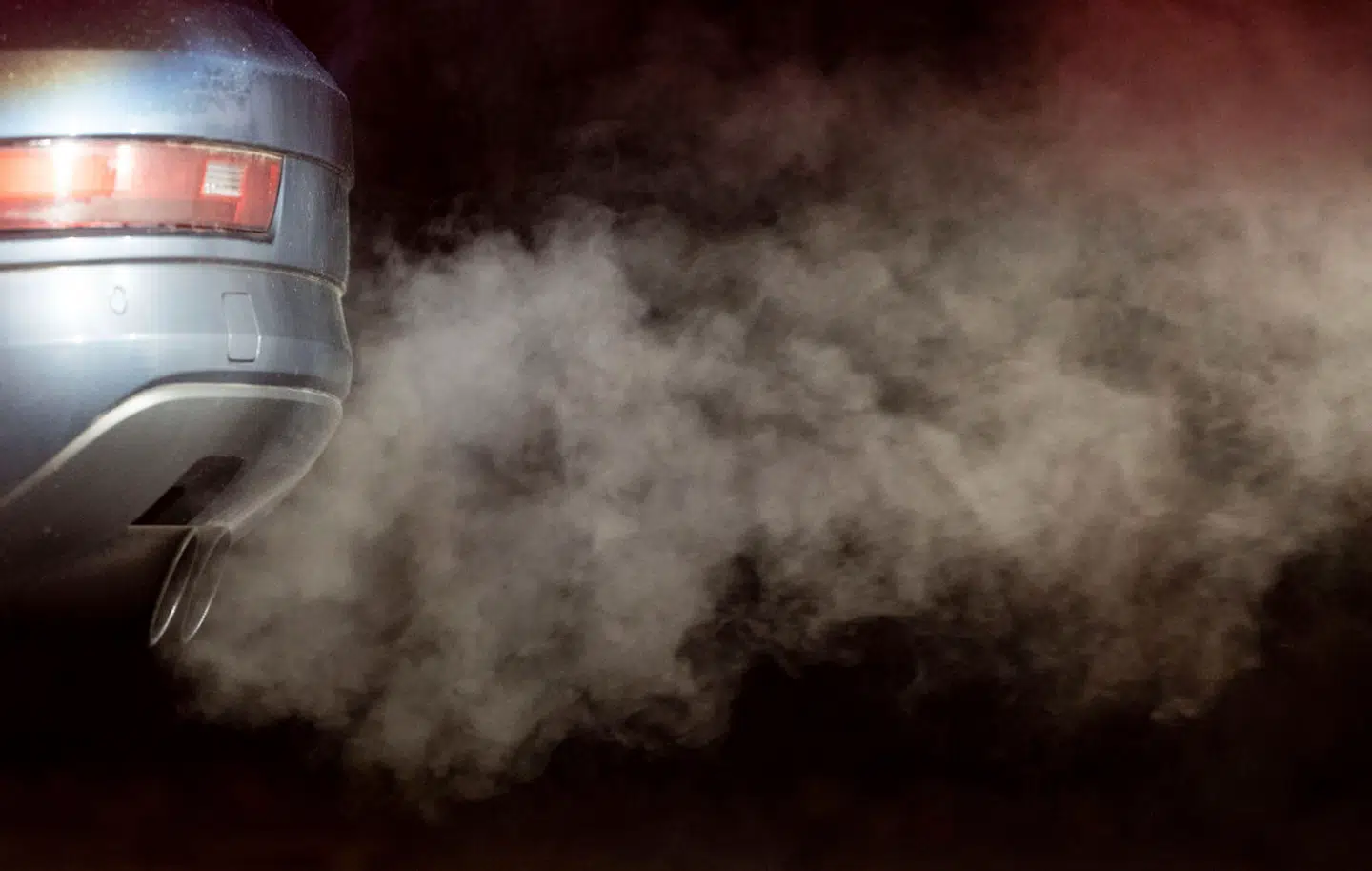 Mange klimabekymrede bilejere står over for et svært valg mellem at forlænge livet for en gammel benzinsluger eller skifte til en elbil. Men måske er valget slet ikke så vanskeligt.