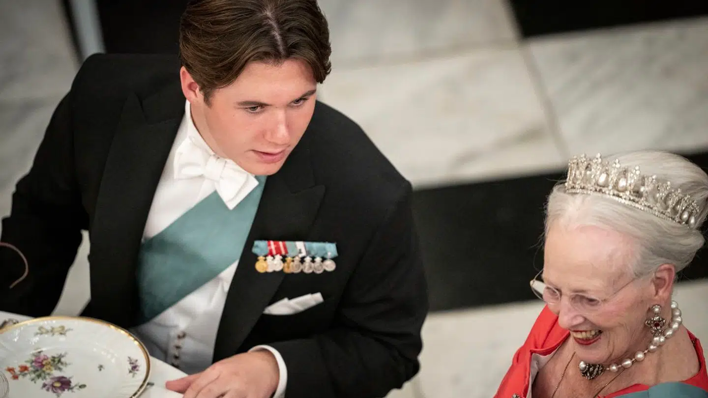 Prins Christian og dronning Margrethe under prins Christians 18 års fødselsdag, som fejres med en gallamiddag på Christiansborg Slot i København, søndag den 15. oktober 2023.