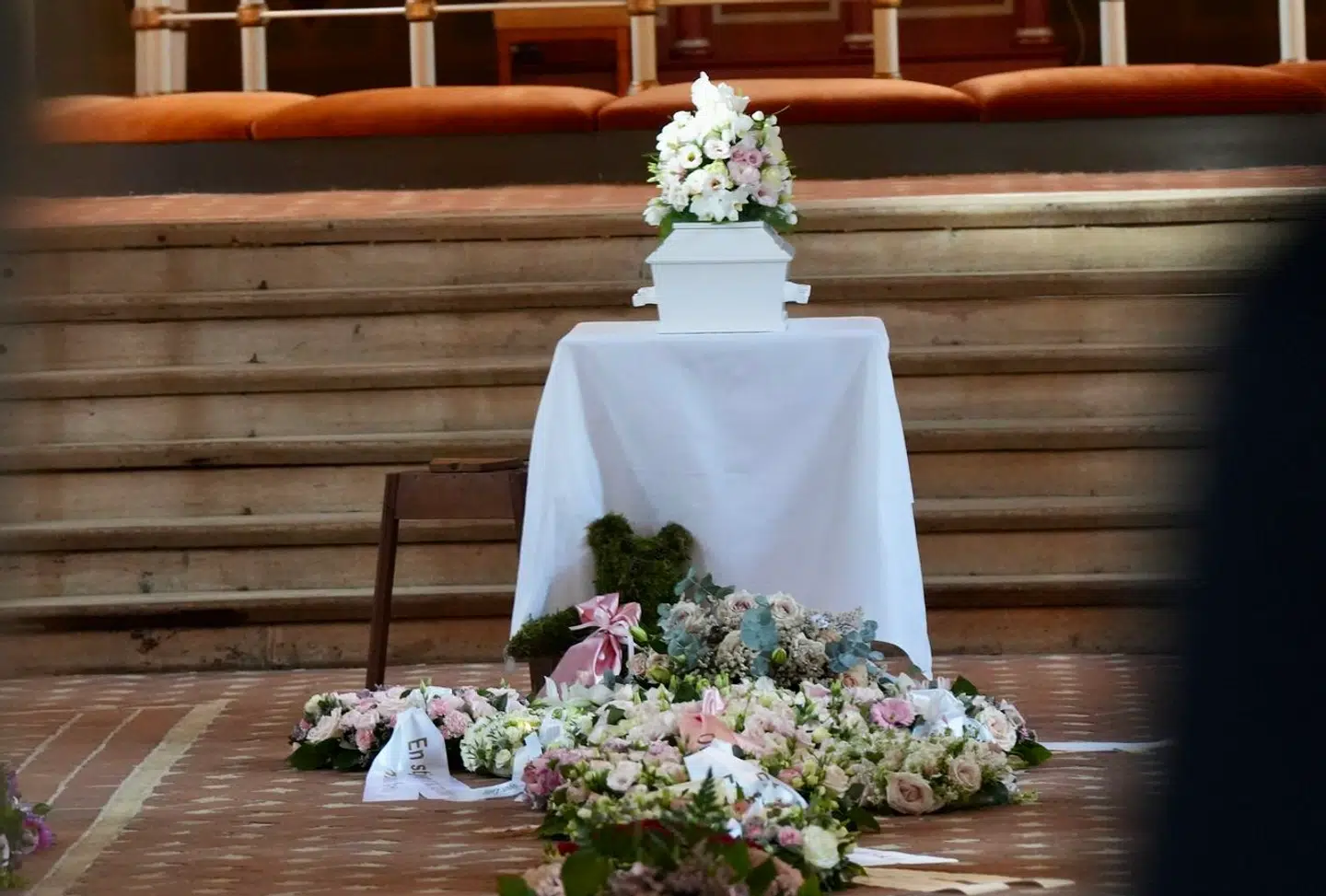 Dennis Knudsens bisatte Naomi fra Sct. Pauls Kirke i Korsør, og her brød solen igennem og landede lige på kisten.
