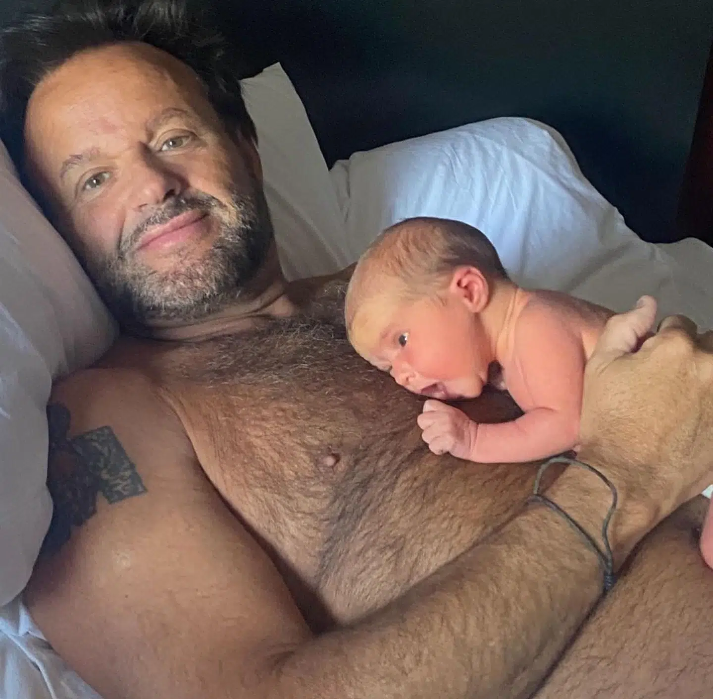 Dennis Knudsen med sin nyfødte Naomi, der halvanden måned efter sin fødsel led vuggedøden. Foto: Privat.