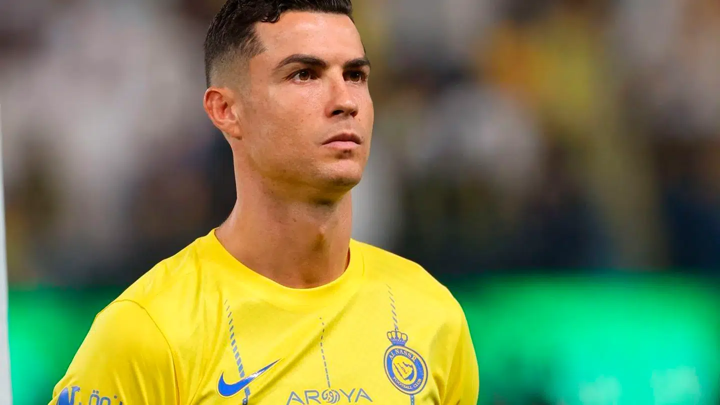 Cristiano Ronaldo spiller for Al-Nassr i Saudi-Arabien, der er ejet af Public Investment Fund. Han bliver betalt omkring 1,3 milliarder kroner om året.