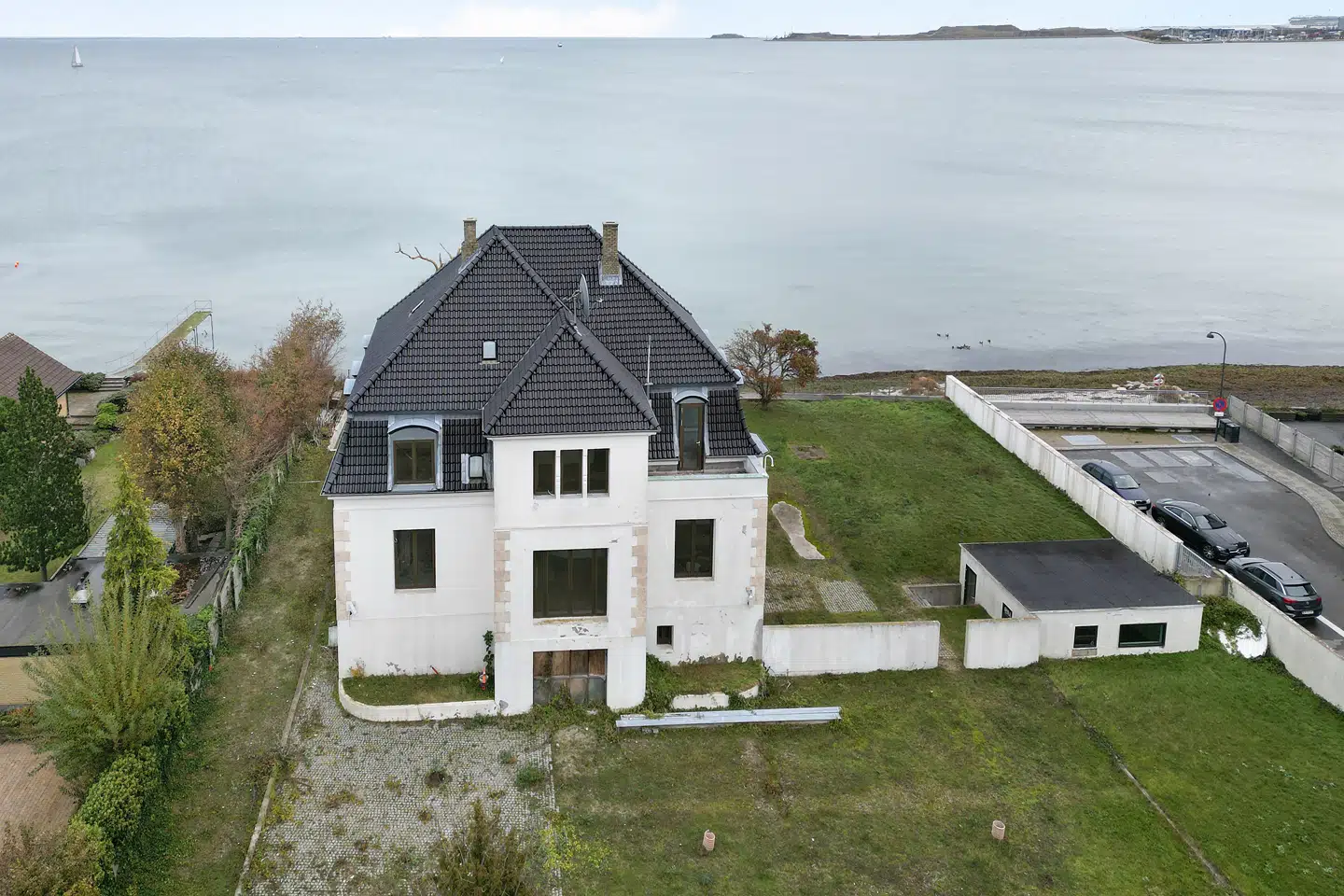 Ejendommen er sat til salg med en udbudspris på 250.000.000 kroner.