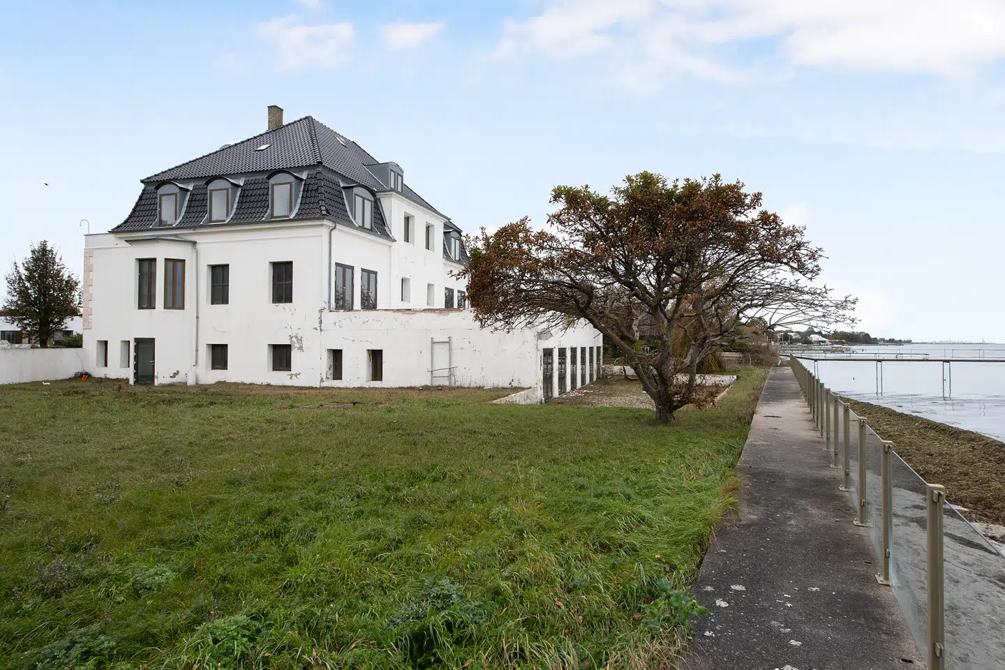 »Beliggenheden er helt unik med et stort potentiale for den rigtige køber, og vi har set nylige eksempler på ejendomme solgt i nabolaget, der berettiger til udbudsprisen,« siger ejendomsmægler Nis Nordang fra Home.