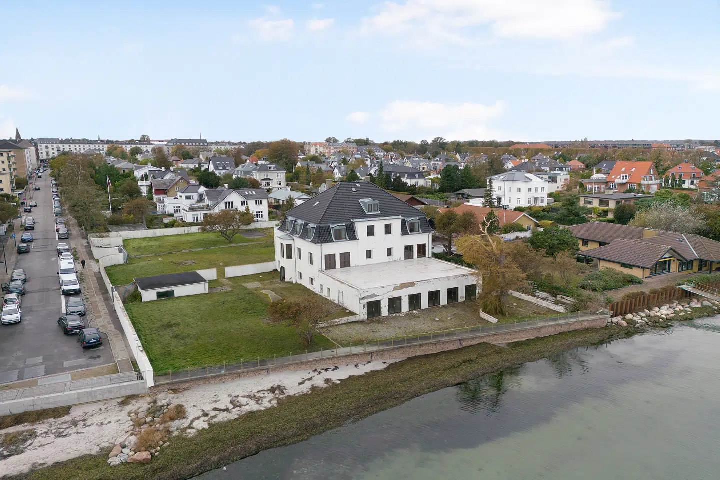 Den saudiarabiske stat ejede ejendommen i Gentofte Kommune, men man har ikke benyttet den i mange år, hvorfor det store palæ fra 1902 ikke fremstår i bedste stand.