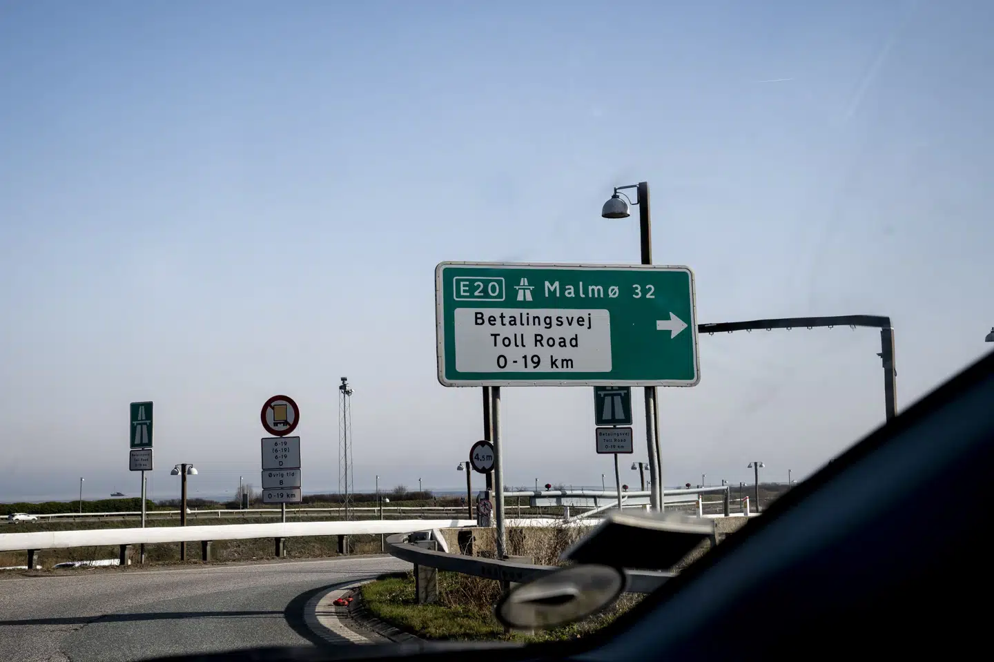 En stor del af de svenskere, som de seneste to år er begyndt at arbejde i Danmark, er pendlere, som stadig har de fleste af deres udgifter i svenske kroner, viser en analyse fra Dansk Industri. (Arkivfoto).