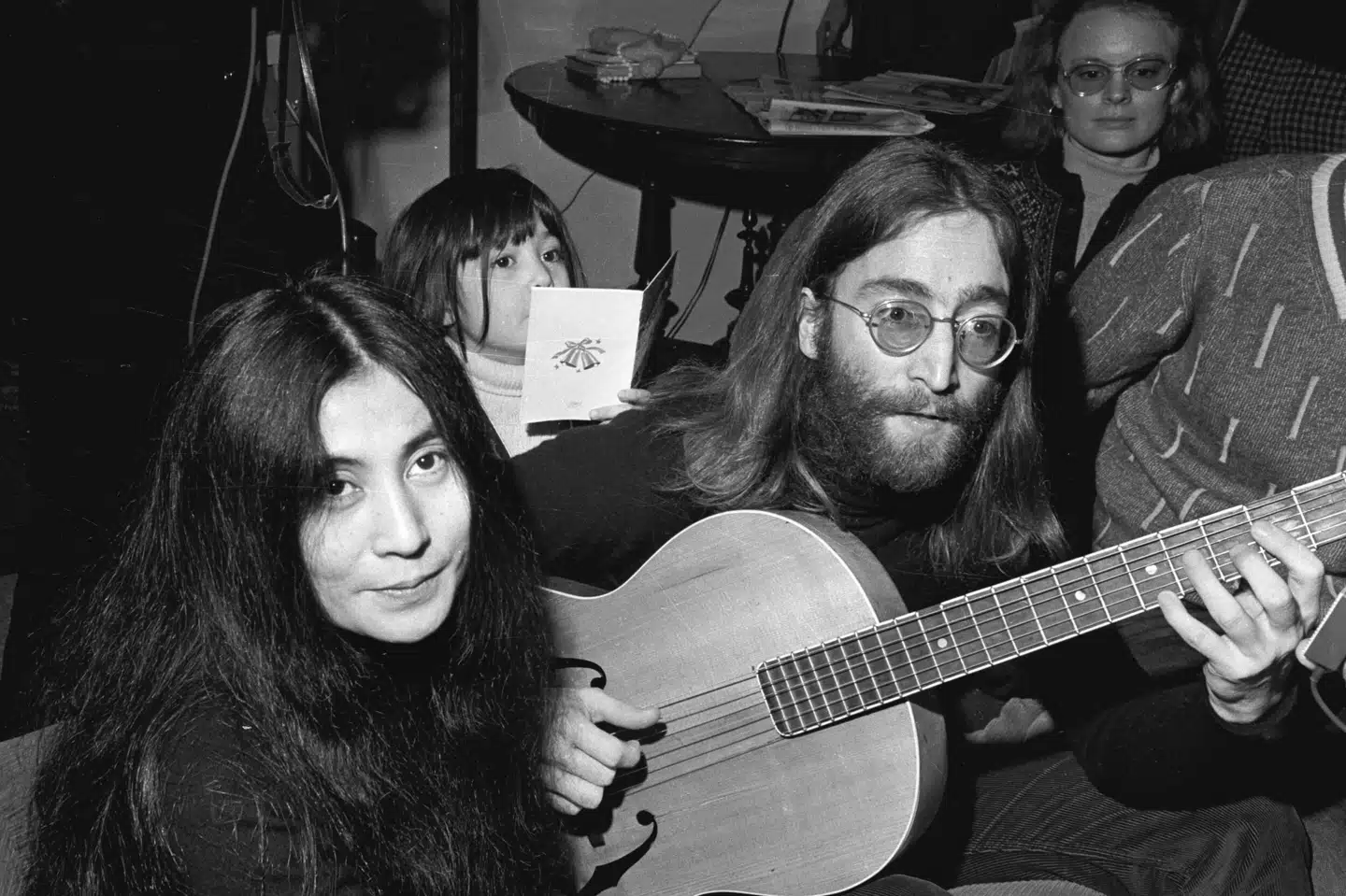 Her ses John Lennon og hans hustru, Yoko Ono, da de besøgte Skyum Bjerge i Thy i 1970.