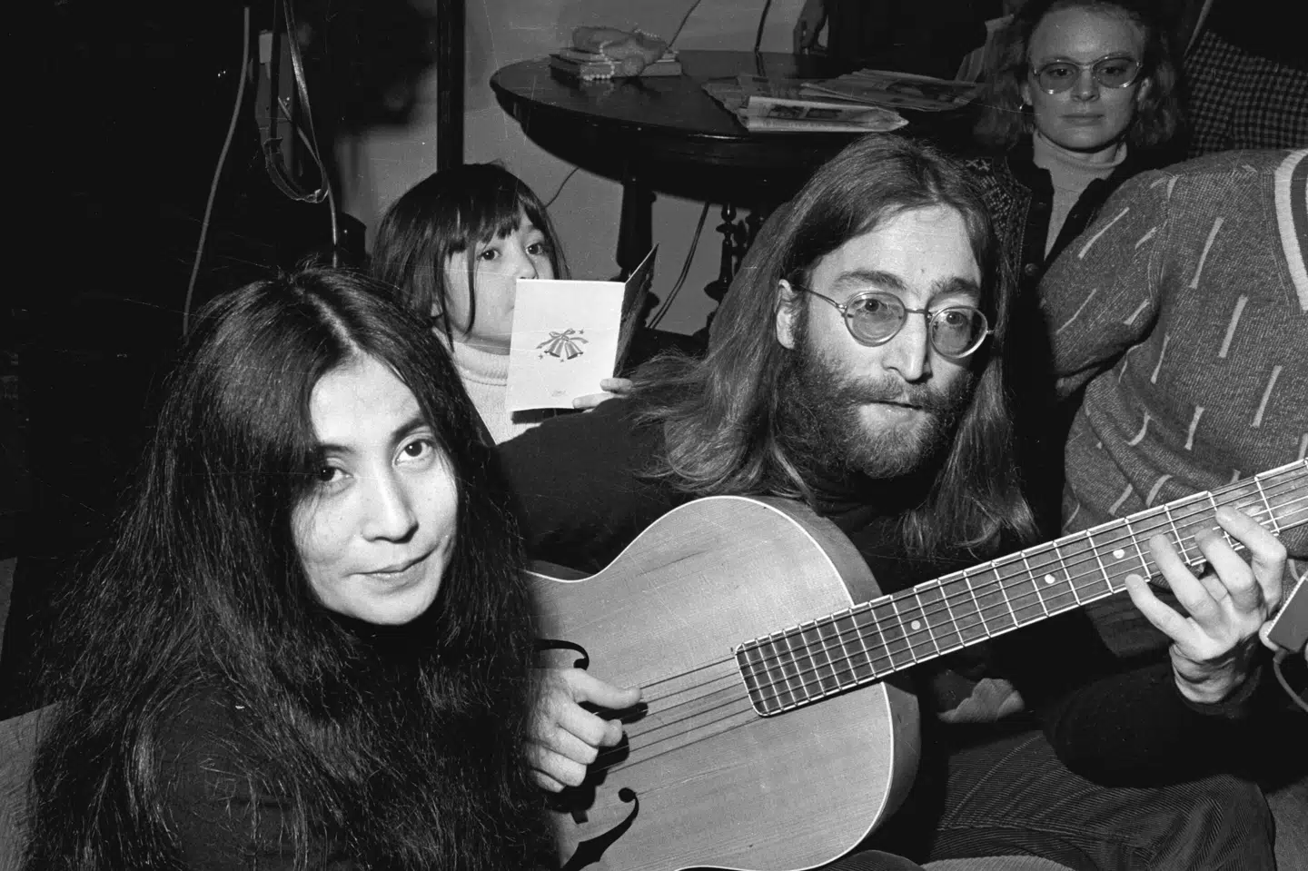 Her ses John Lennon og hans hustru, Yoko Ono, da de besøgte Skyum Bjerge i Thy i 1970.