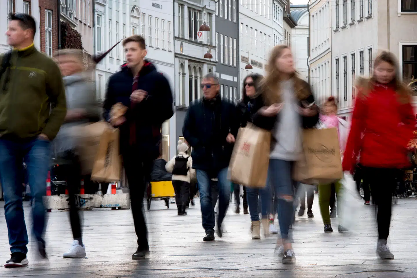 En stor del af danskerne må forberede sig på at få en mindre del af deres løn udbetalt til næste år. Men de bliver ikke fattigere, for de slipper for to store årlige regninger.