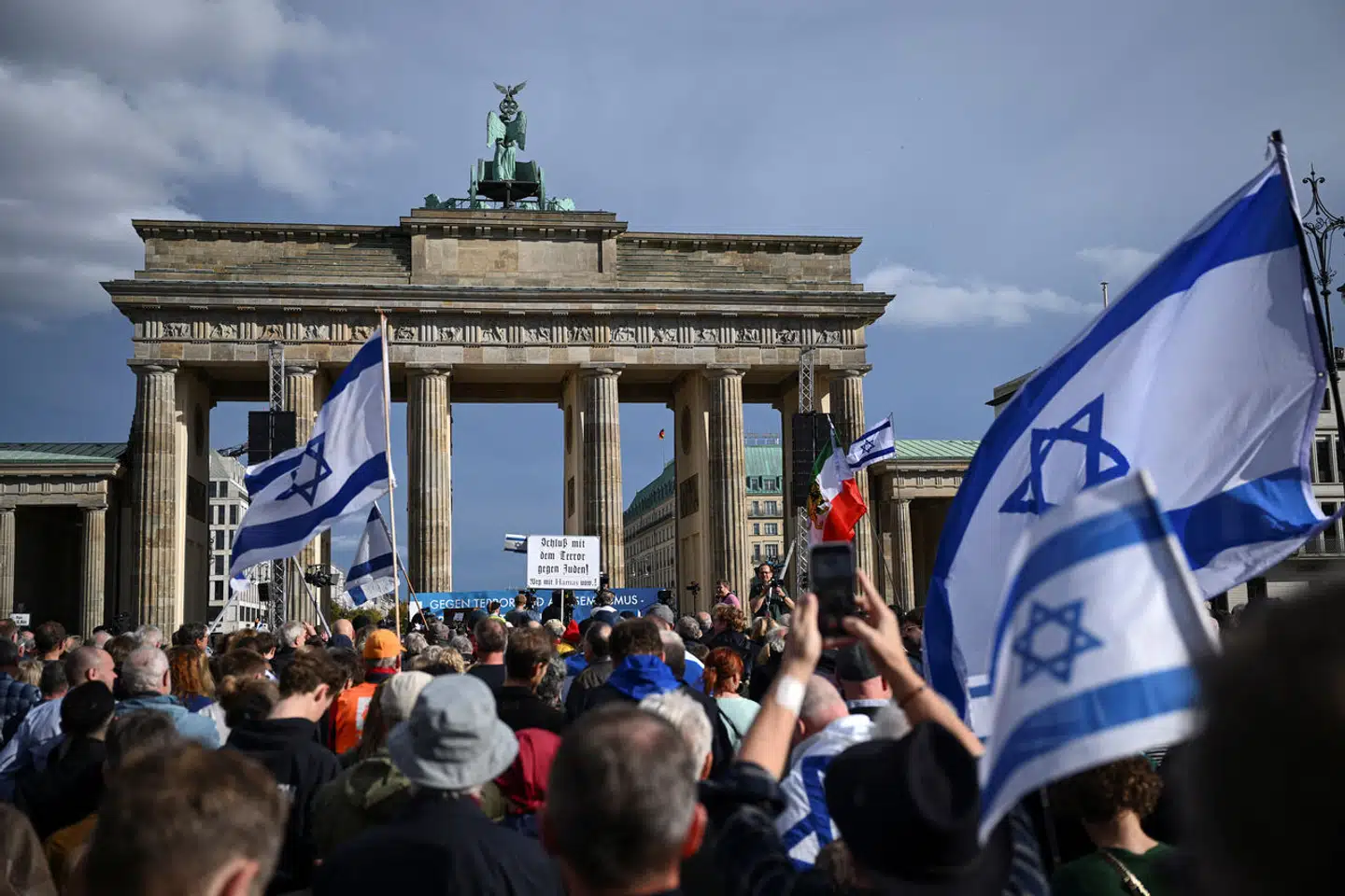 Når europæiske jøder frygter for deres fremtid i Europa efter terrorangrebet i Israel 7. oktober, er det et billede på gigantiske udfordringer med muslimsk antisemitisme. Integrationen er slået fejl på afgørende punkter, lyder det i flere europæiske hovedstæder. På billedet demonstrerer tyskere mod jødehad foran Brandenburger Tor i Berlin.
