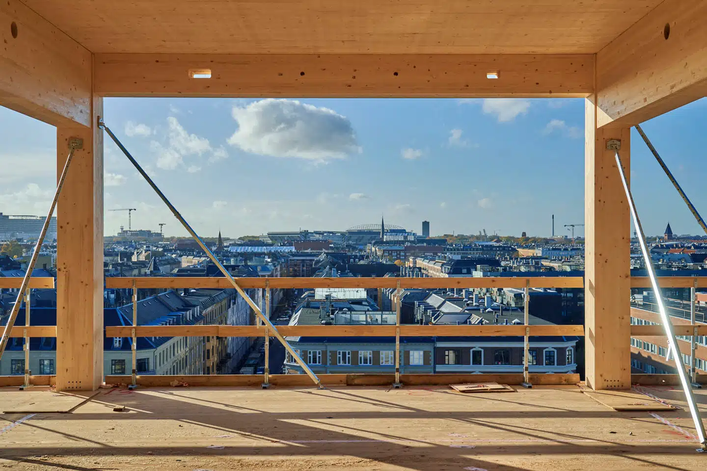 På de øvre etager, hvor søjlerne ikke skal bære så meget som i bunden, er de ikke så kraftige.