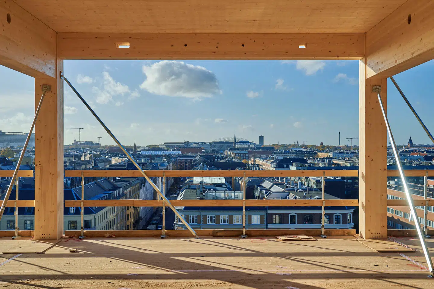 På de øvre etager, hvor søjlerne ikke skal bære så meget som i bunden, er de ikke så kraftige.