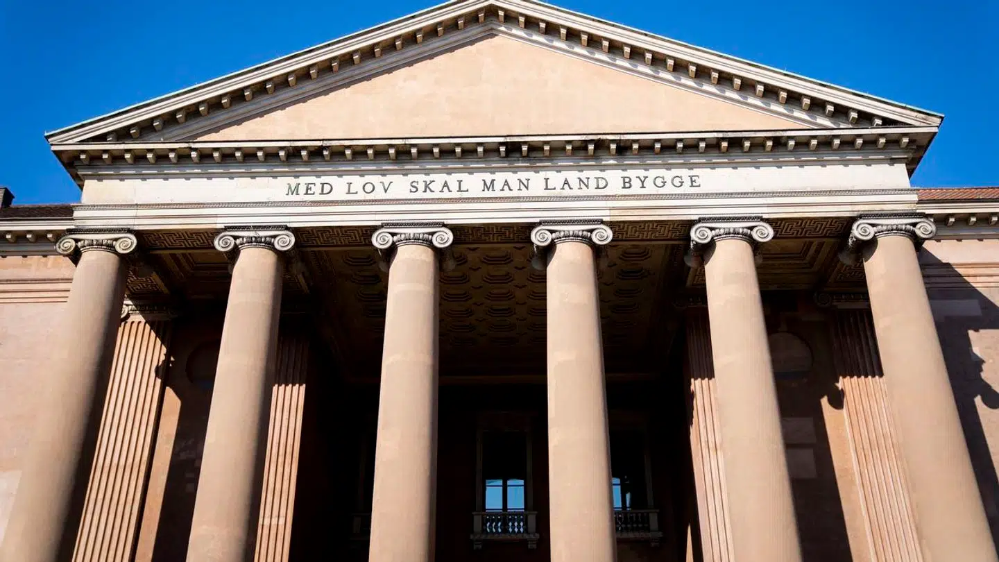 En 18-årig mand af marokkansk afstamning forklarede tirsdag i retten hvordan en dengang 14-årig pige ønskede at have sex med ham, men at han nægtede. Han er nu tiltalt for voldtægt af den dengang 14-årige.