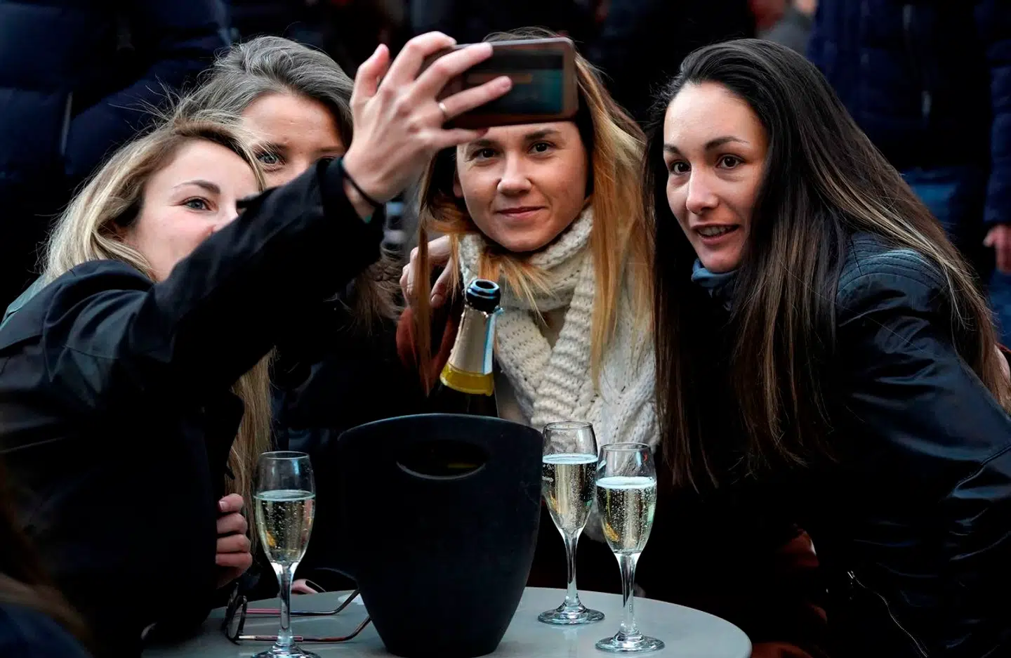 Her er nogle kvinder der ikke sidder og fedter i timevis med en billig kop kaffe, men har bestilt en flaske champagne. Godt for dem og for restaurationsbranchen. Arkivfoto