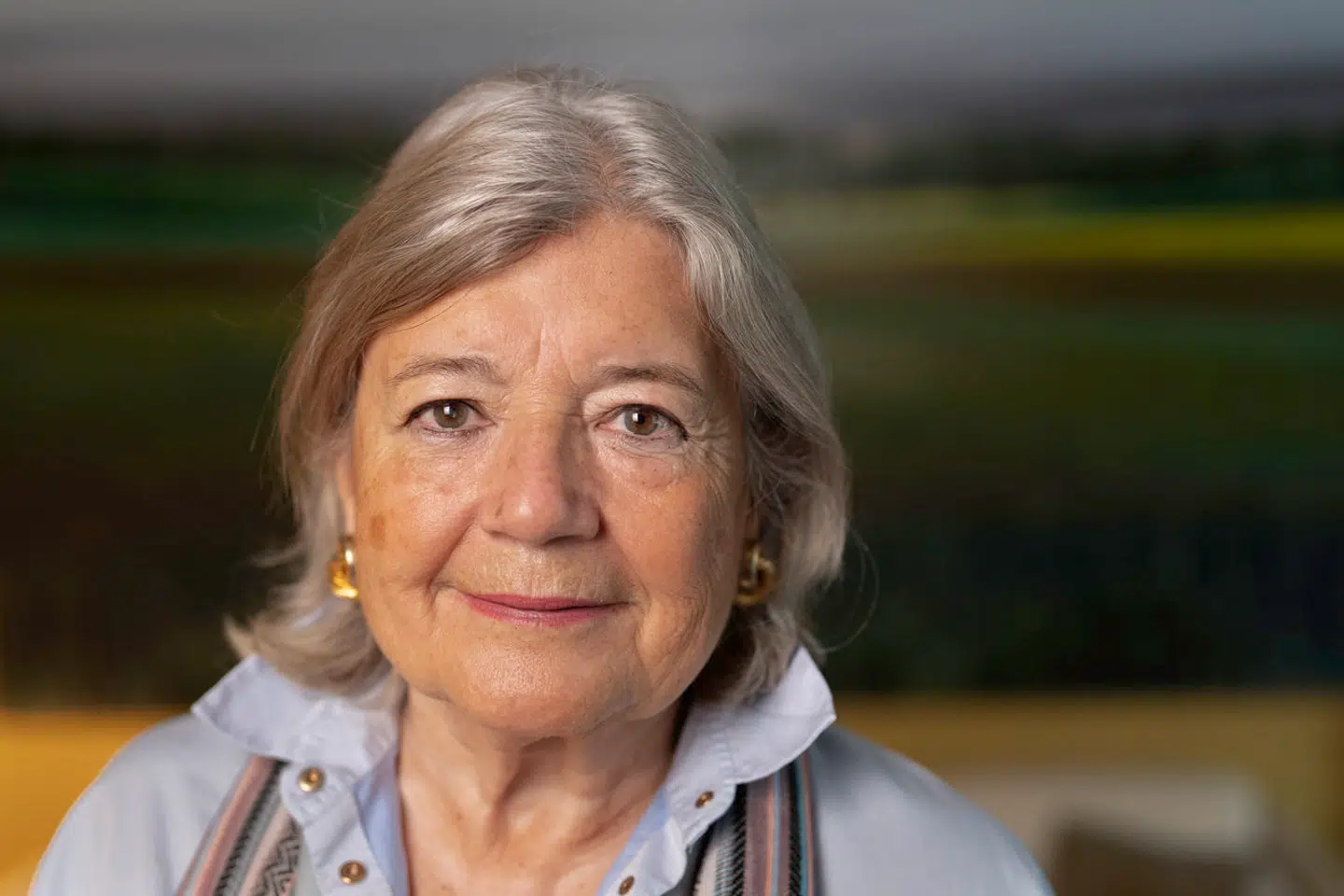 »Selvom jeg i dag er gift med en ærkedansk jyde, føler jeg mig stadig meget usikker over for nogle aspekter af den danske kultur. Hvorfor er mange danskere forbeholdne over for andre, for dem ukendte, kulturer, og hvorfor er der mange, sikkert godmodige mennesker, som støtter fremmedfjendske politikere?« Citat fra »Skal åbnes ved min død«