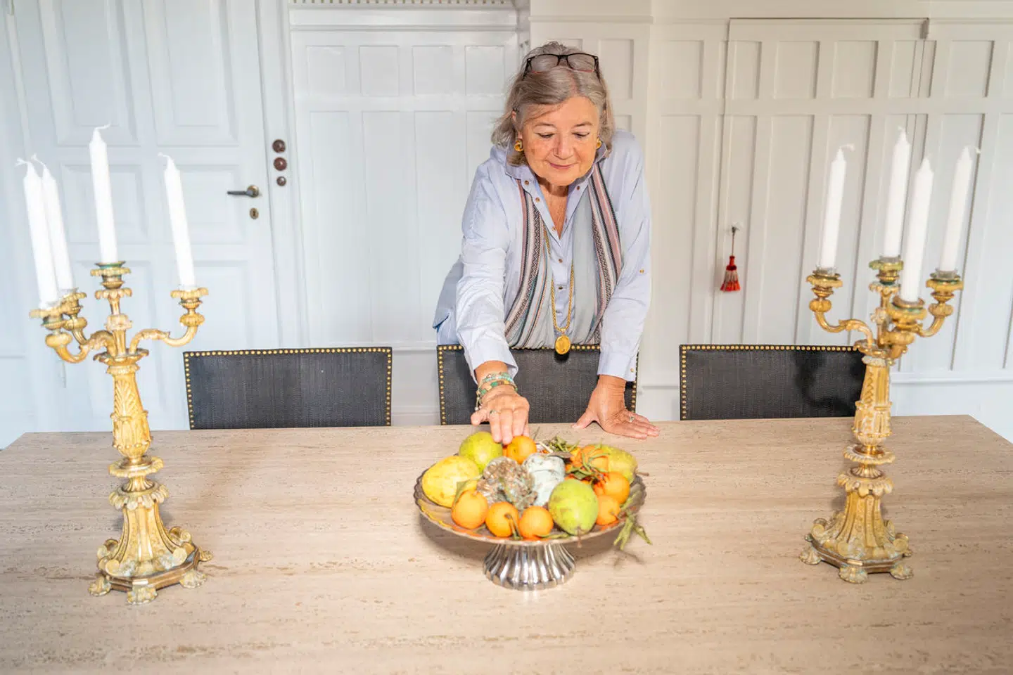 Patricia Asbæk blev født i Casablanca i 1945 og er vokset op i Marokko, Frankrig, England og Danmark. Men altid var der en fornemmelse af, at noget var galt. Det var først som voksen, at hun fik sandheden at vide.