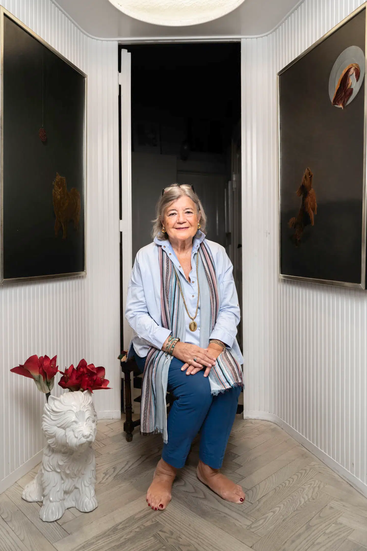 »Hver gang jeg begyndte på en ny skole, havde jeg fire små genstande med: Et foto af min far, et af Granny og et af Henri – ikke noget af Micheline, selvfølgelig – og et lille kors. De fire små ting har fulgt mig siden den første kostskole, og det var dem, som gav mig fred«. Citat fra »Skal åbnes ved min død«.