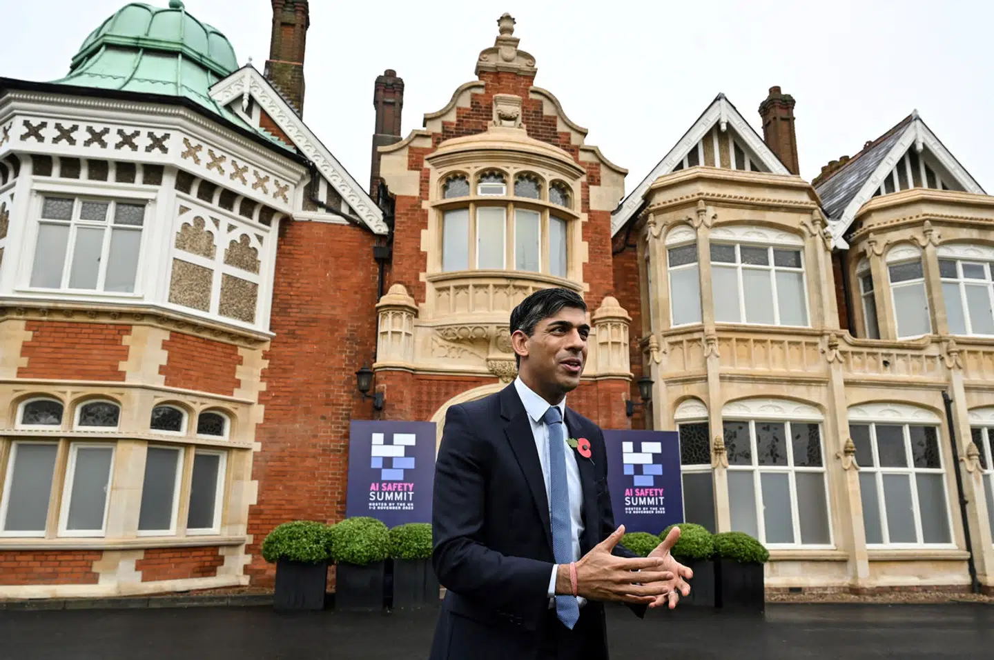 Storbritanniens premierminister, Rishi Sunak, foran Bletchley Park i det centrale England, hvor det lykkedes britiske kodeknusere under Anden Verdenskrig at bryde nazisternes hemmelige kommunikation.