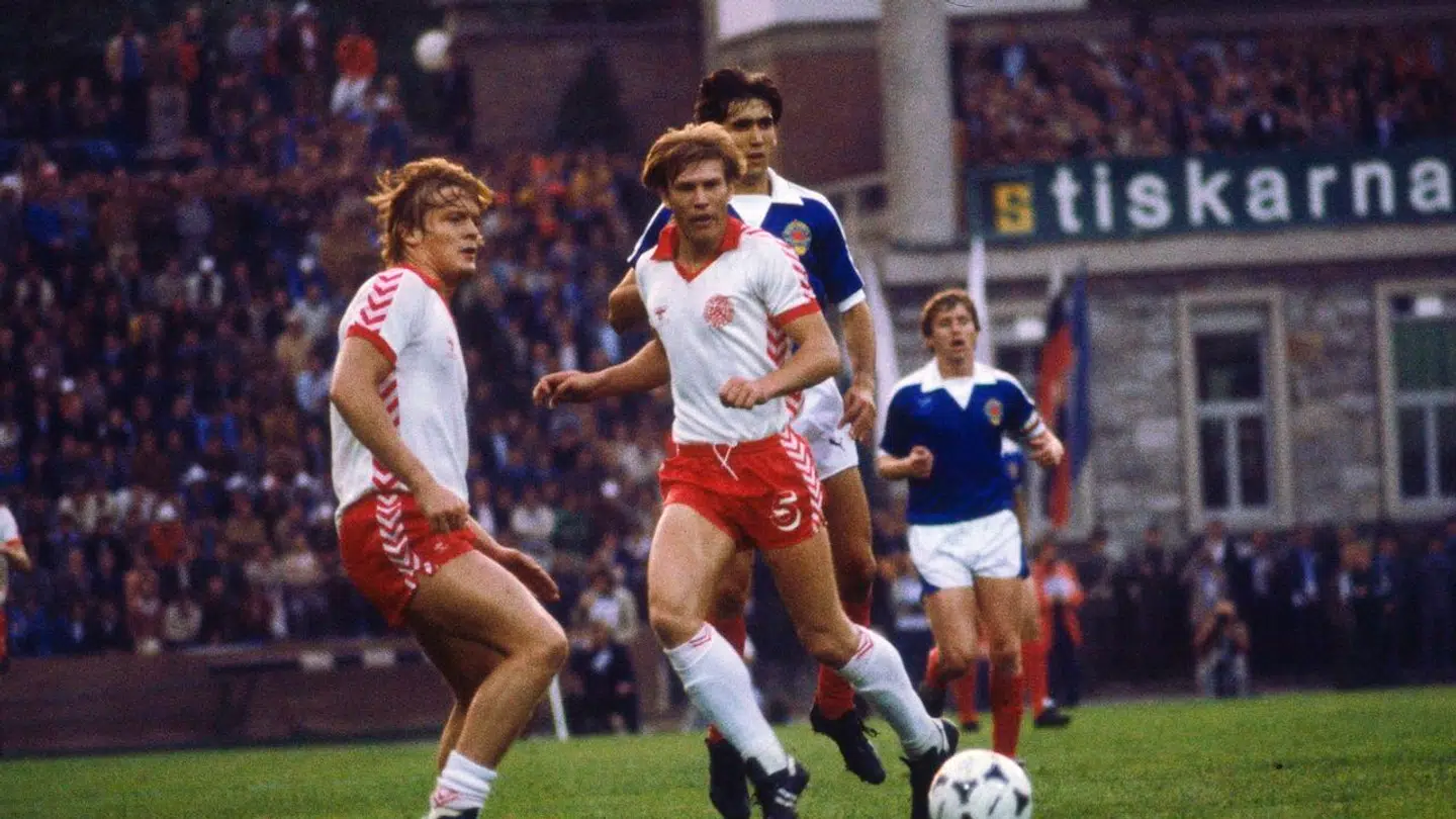 Søren Lerby og Per Røntved på banen for det danske herrelandshold sidst i 70'erne (th). (arkivbillede fra sidst i 1970' erne).