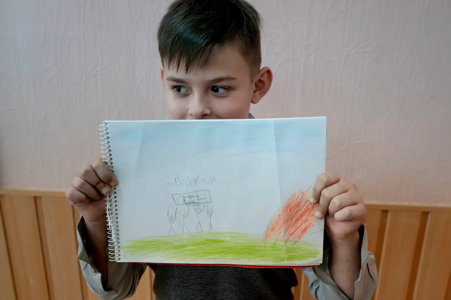 Ukraine har fået en ny generation af børn, der er vidner til krig. Det værste, forældre kan gøre, er at tie og tale udenom, mener forfatteren Tanja Stus. Her ses en elev fra en skole i byen Butja, der var åsted for nogle af krigens værste forbrydelser.