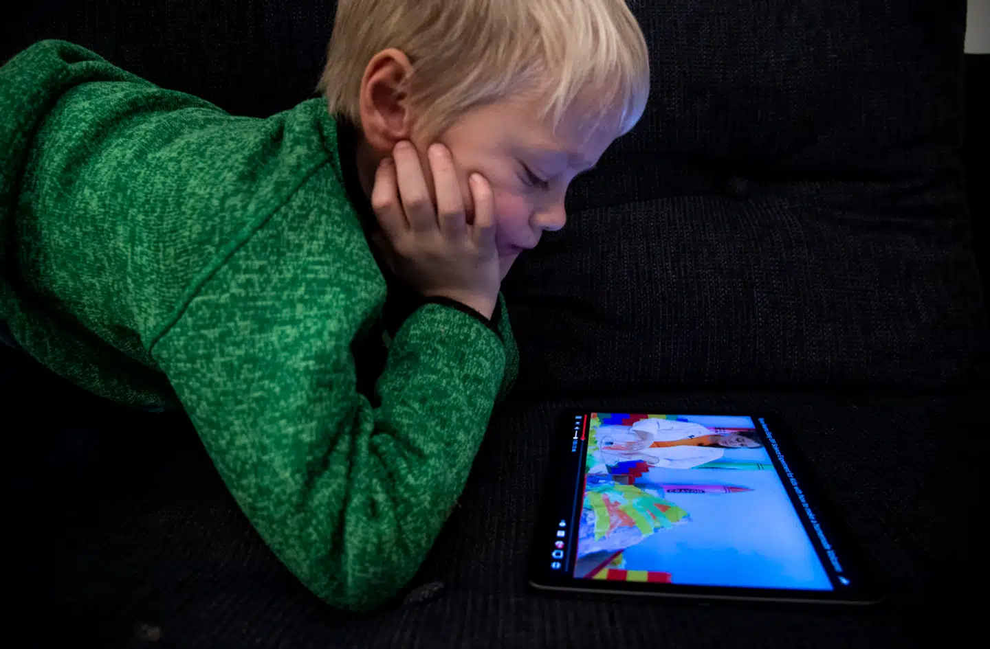 En ny undersøgelse fra Børns Vilkår viser, at de fire-seksårige børn i gennemsnit bruger skærm halvanden time hver dag. Og de bruger skærmene på tidspunkter, der kan være afgørende for deres udvikling.