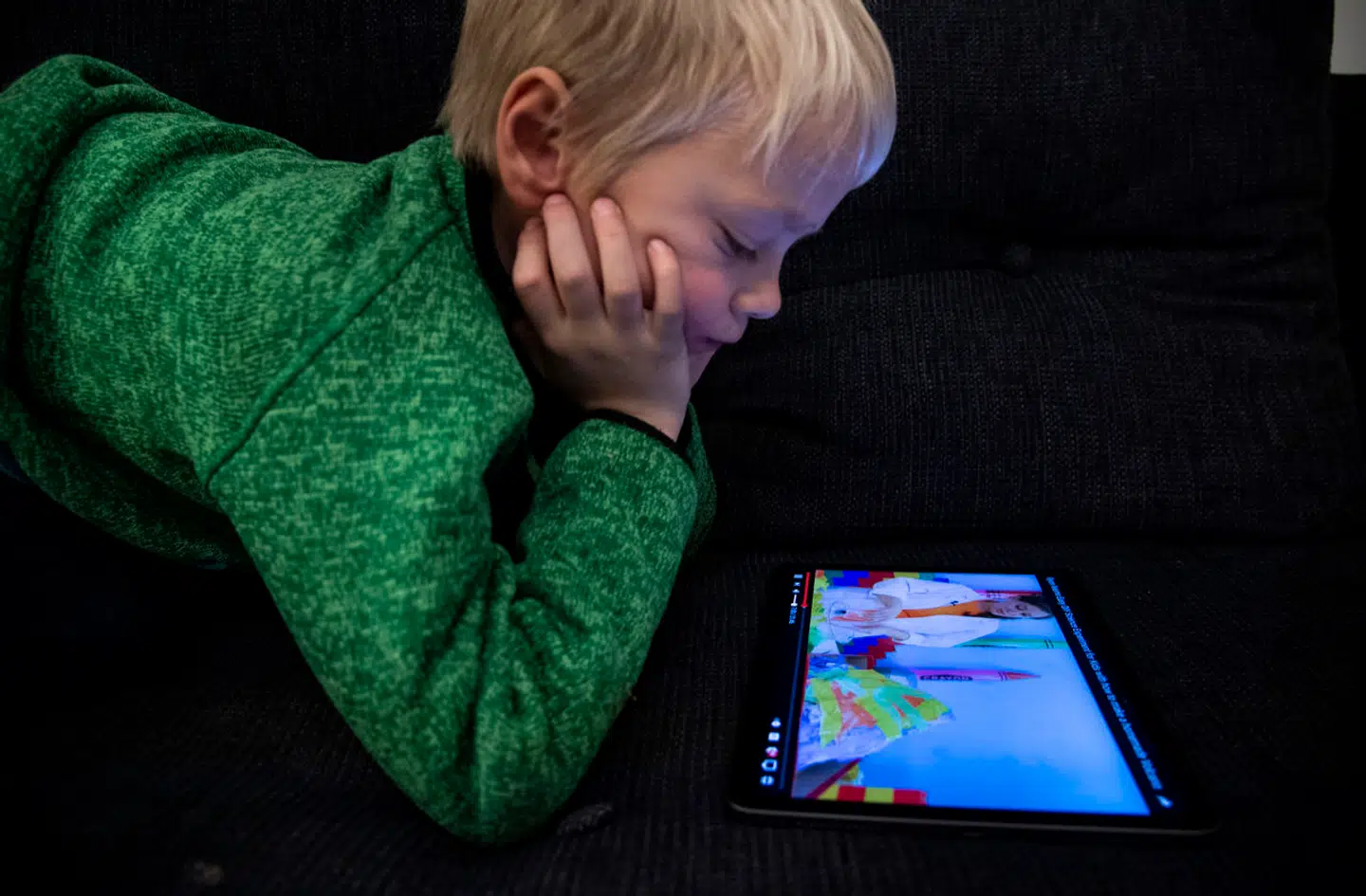 En ny undersøgelse fra Børns Vilkår viser, at de fire-seksårige børn i gennemsnit bruger skærm halvanden time hver dag. Og de bruger skærmene på tidspunkter, der kan være afgørende for deres udvikling.