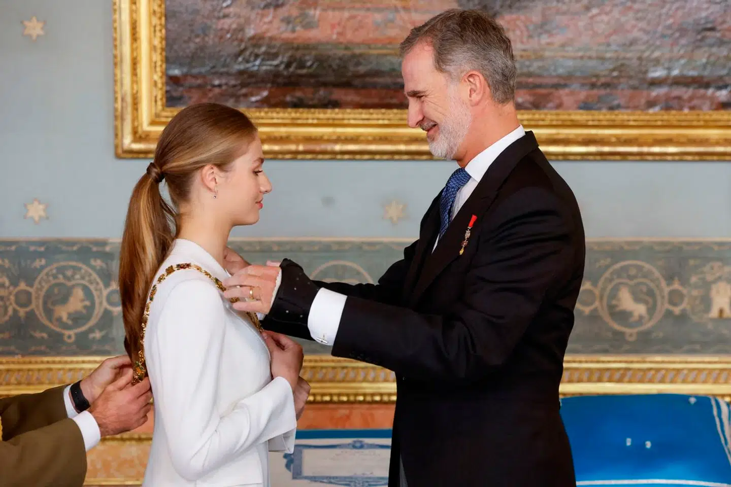 Leonor modtog Carlos 3.-ordenen af sin far, da hun tirsdag aflagde ed som tronfølger ved en ceremoni i det spanske parlament. Kronprinsessens indtog på den royale scene har givet Spaniens skandaleramte monarki nyt momentum, og kong Felipe har for en gangs god grund til at smile.