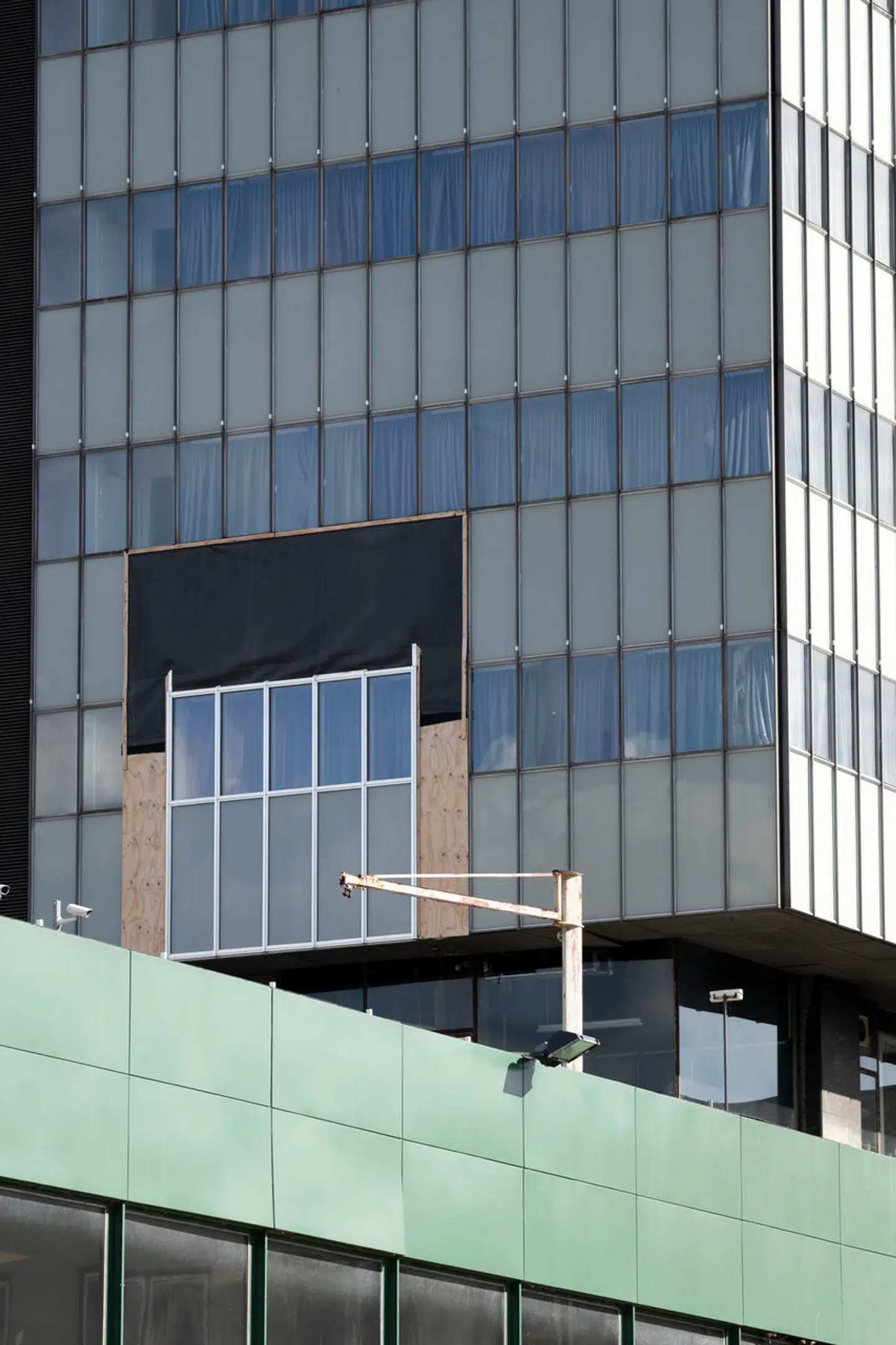 »Mockup«-vinduerne blev kritiseret for at være for langt fra de originale, hvilket ifølge arkitekter ville få bygningen til at fremstå mere kejtet.