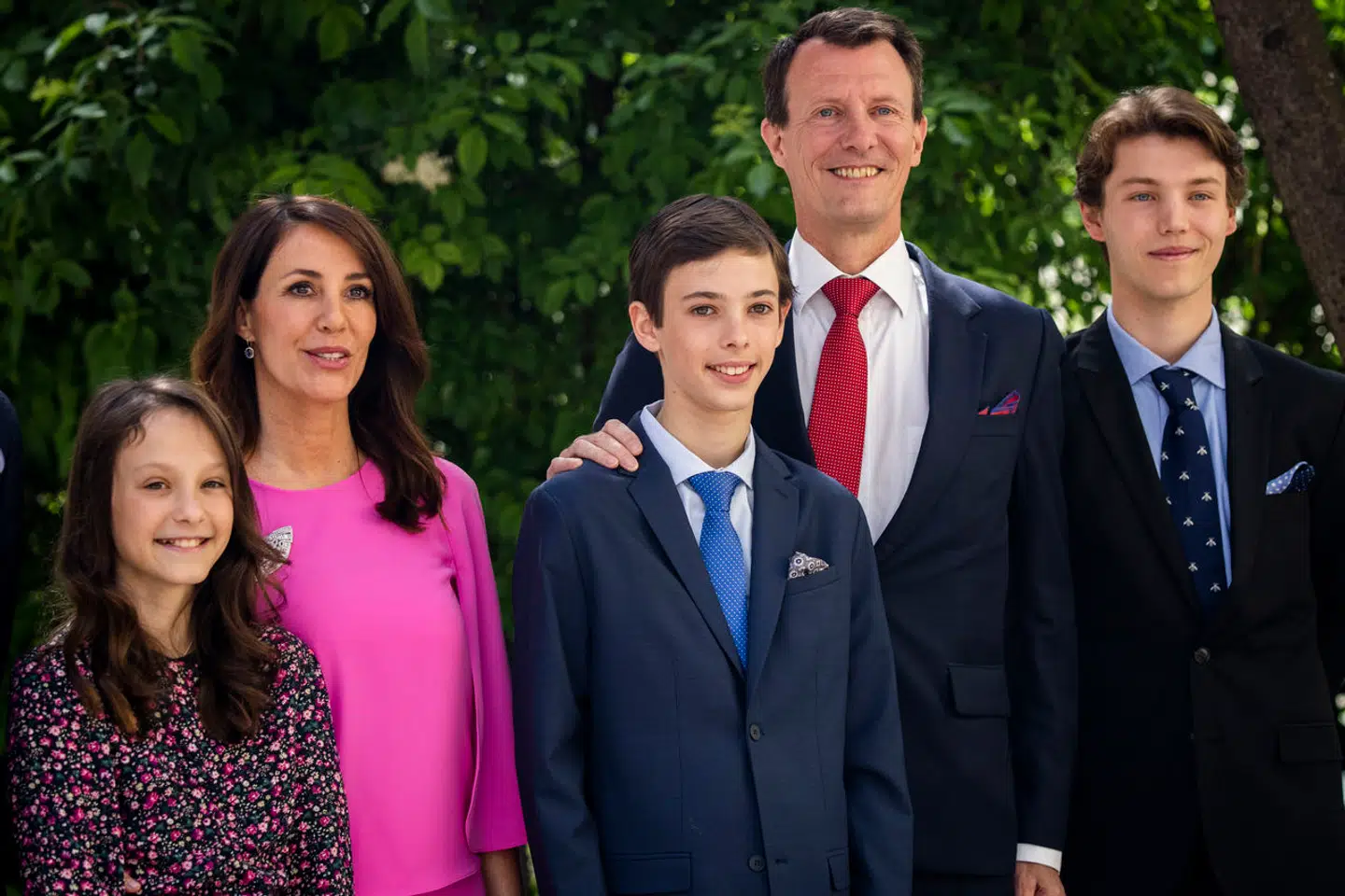 Vedbæk Strandvej kommer til at være prins Joachim og familiens danske hjem. Her ses de til greve Henriks konfirmation i Frankrig, hvor familien boede før rykket til USA. Greve Henrik og komtesse Athena bor fortsat hjemme, mens prins Joachims to store børn, grev Nikolai og grev Felix bor selv.