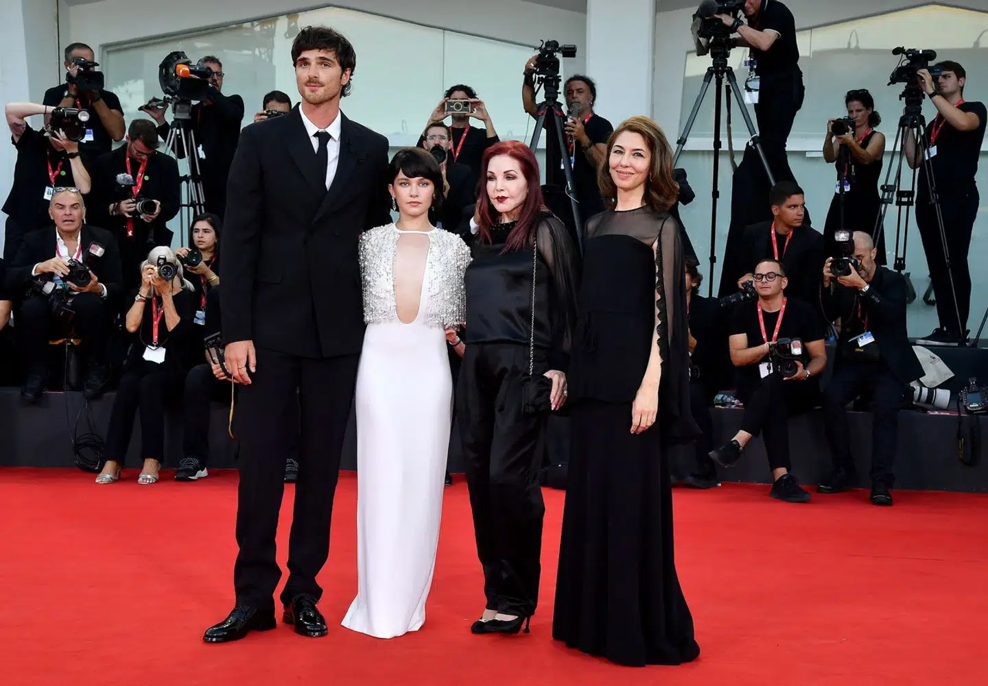 Sofia Coppola (til højre) sammen med Priscilla Presley og skuespillerne Jacob Elordi og Cailee Spaeny, der er ansigterne på det verdensberømte par i filmen.