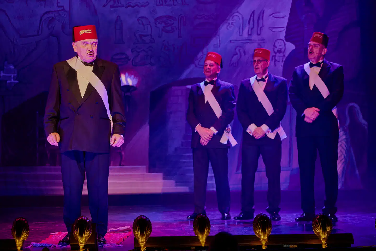 Fez i kasketten: Asger Reher, Henrik Koefoed, Søren Pilmark og Niels Olsen er tilbage som logebrødrene i »Ørkenens sønner«.