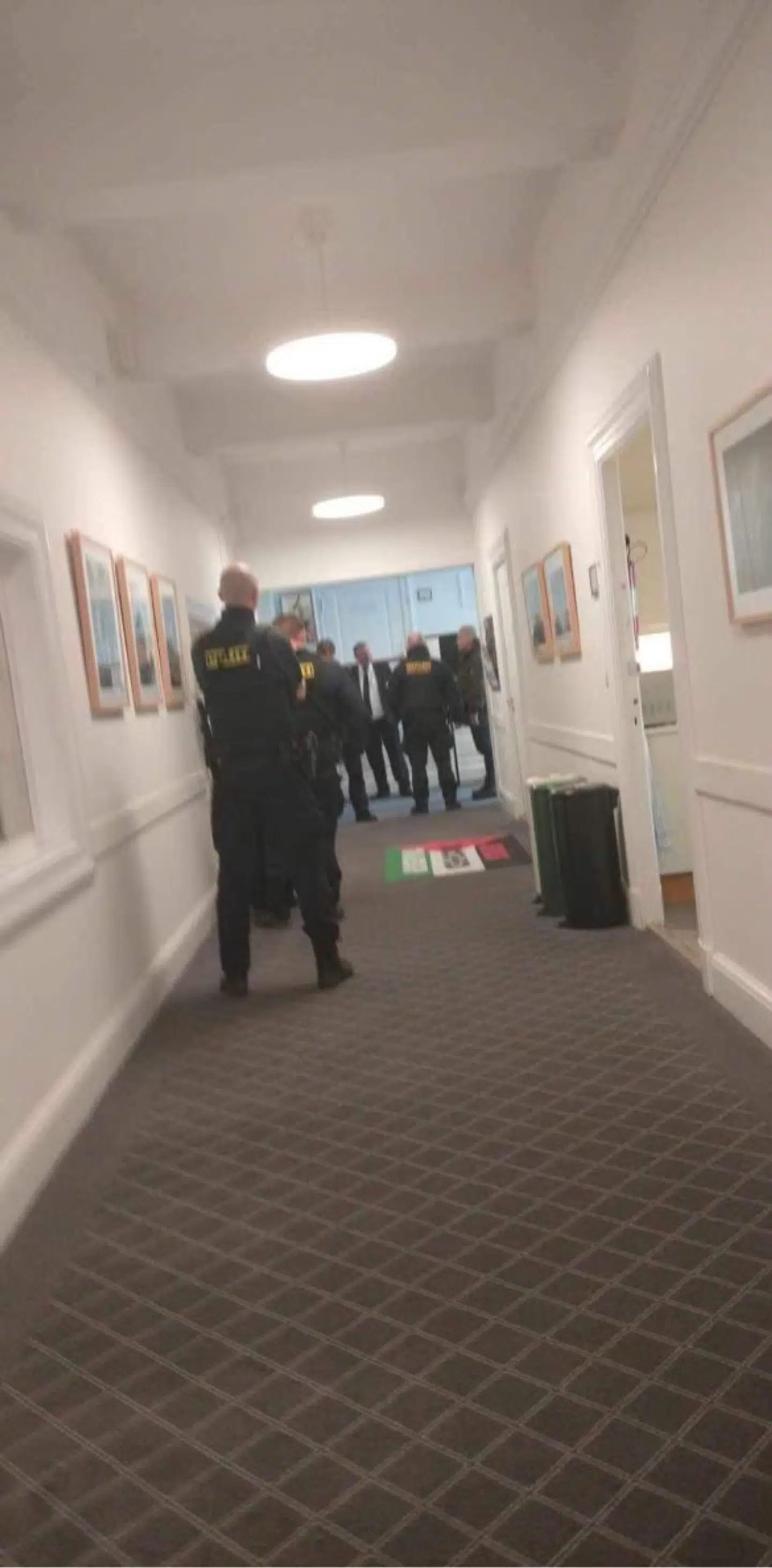 En flok politibetjente var til stede efter den ulovlige demonstration.