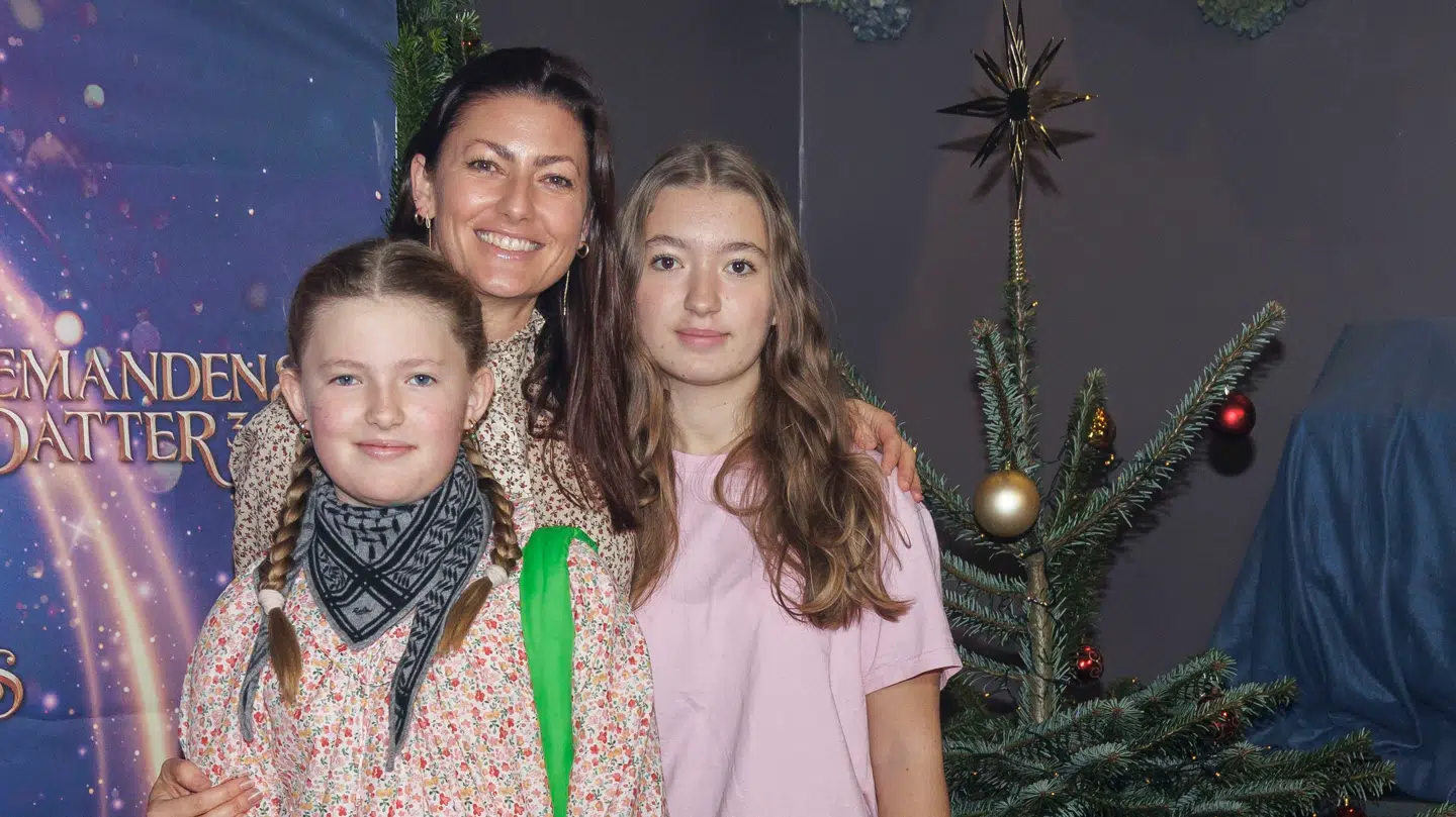 Sara Maria Franch-Mærkedahl til premiere på 'Julemandens datter med døtrene Vega Marie og Kastanje Kirstine.