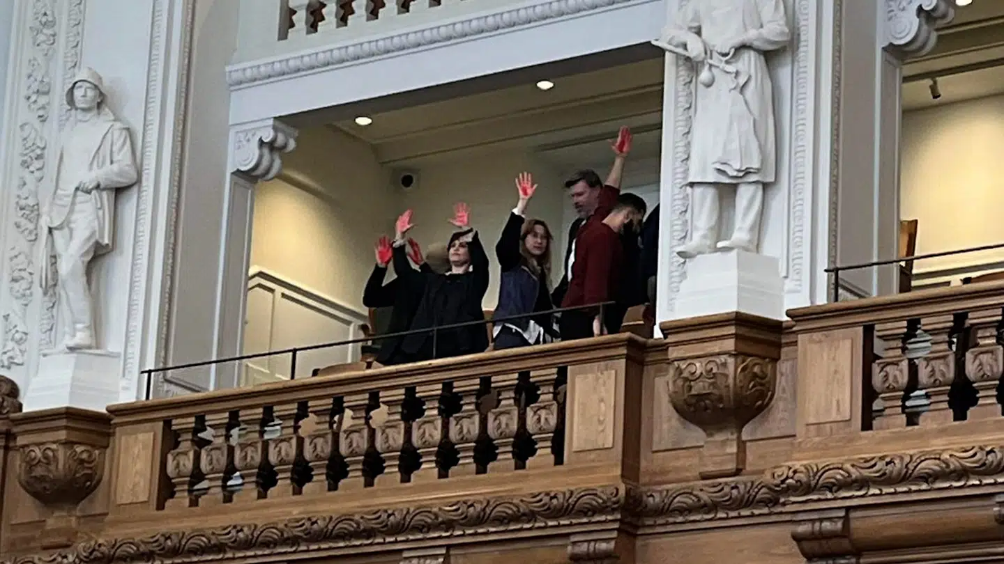 I Folketingssalen trådte propalæstinensiske aktivister ud på balkonen med rød maling på hænderne.