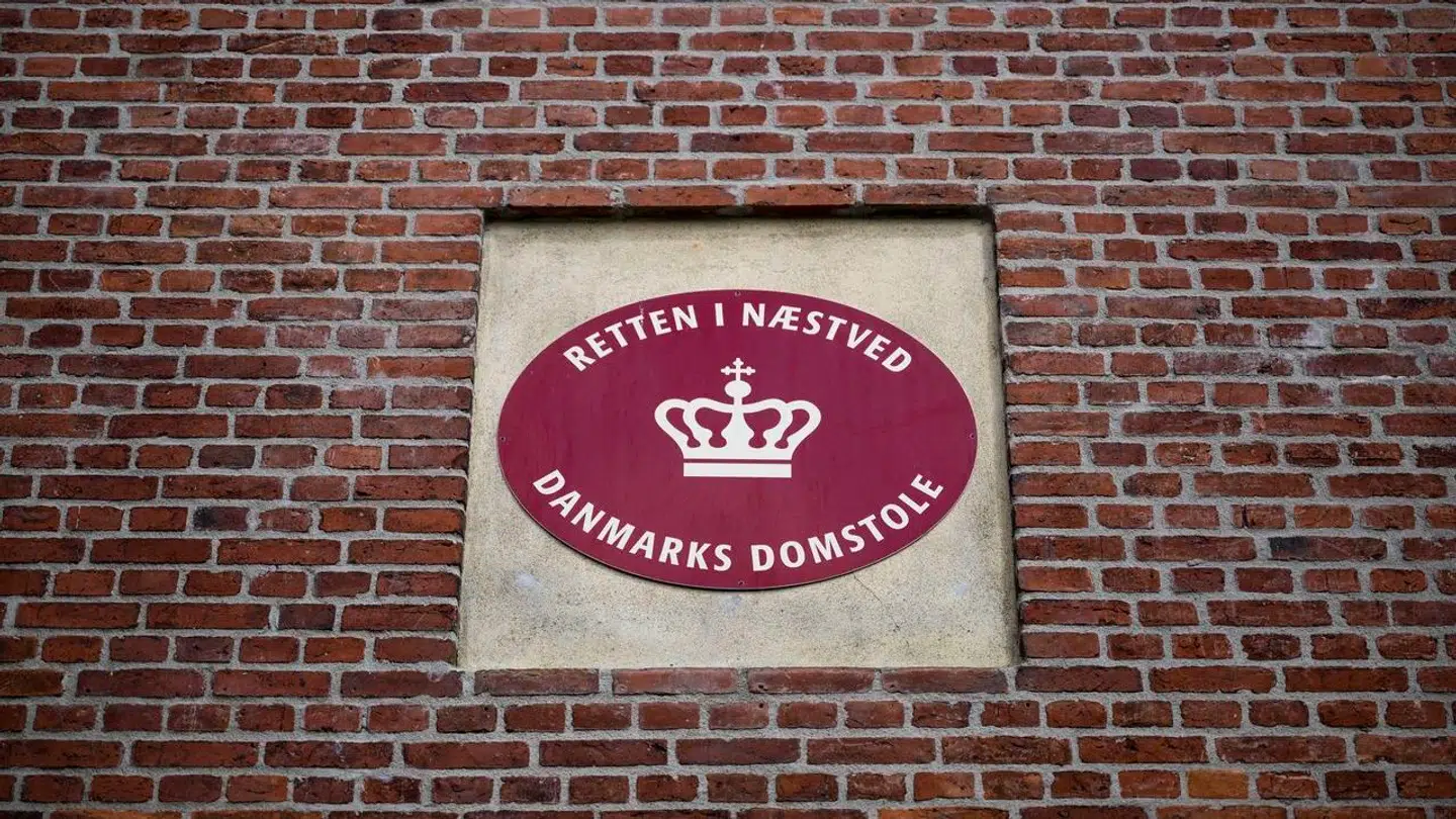 Arkivfoto. En 30-årig mand er fredag på anklagebænken i retten i Næstved. Han er tiltalt for i 32 tilfælde at have kigget ind af vinduerne i en række boliger.