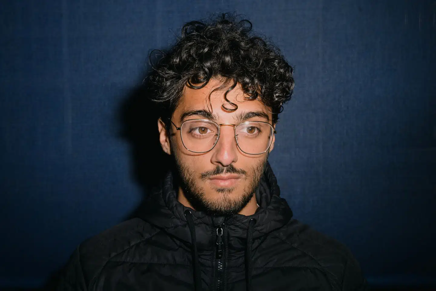 Haidar Ansari, digter og dømt for drabsforsøg, vil også gerne selv have eftergivet sin gæld, som stammer fra flere domme. Men selvom han føler sig forskelsbehandlet, bakker han op om, at bandekriminelle får eftergivet gæld.