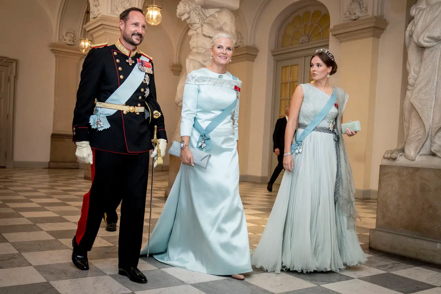 Kronprins Haakon, kronprinsesse Mette-Marit og prinsesse Ingrid Alexandra af Norge under prins Christians 18 års fødselsdag, som fejres med en gallamiddag på Christiansborg Slot i København, søndag den 15. oktober 2023.