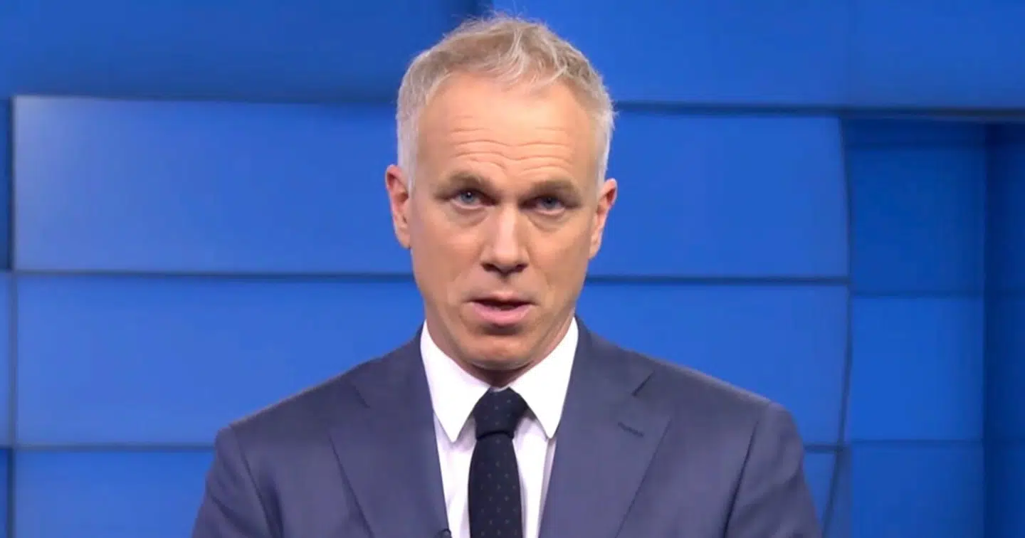 Nyhedsværten Petter Oulie-Hauge måtte i den sene nyhedsudsendelse beklage den fejlagtige beskyldning om, at kronprinsesse Mette-Marit havde taget stoffer i sin ungdom. Foto: NRK.