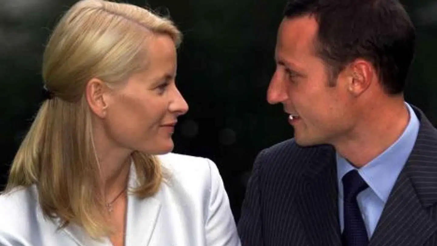 Før de blev kronprinspar. Mette-Marit og kronprins Haakon på det pressemøde, hvor Mette-Marit afslørede, at hun kom i miljøer med narkotika. Foto: Nordfoto.