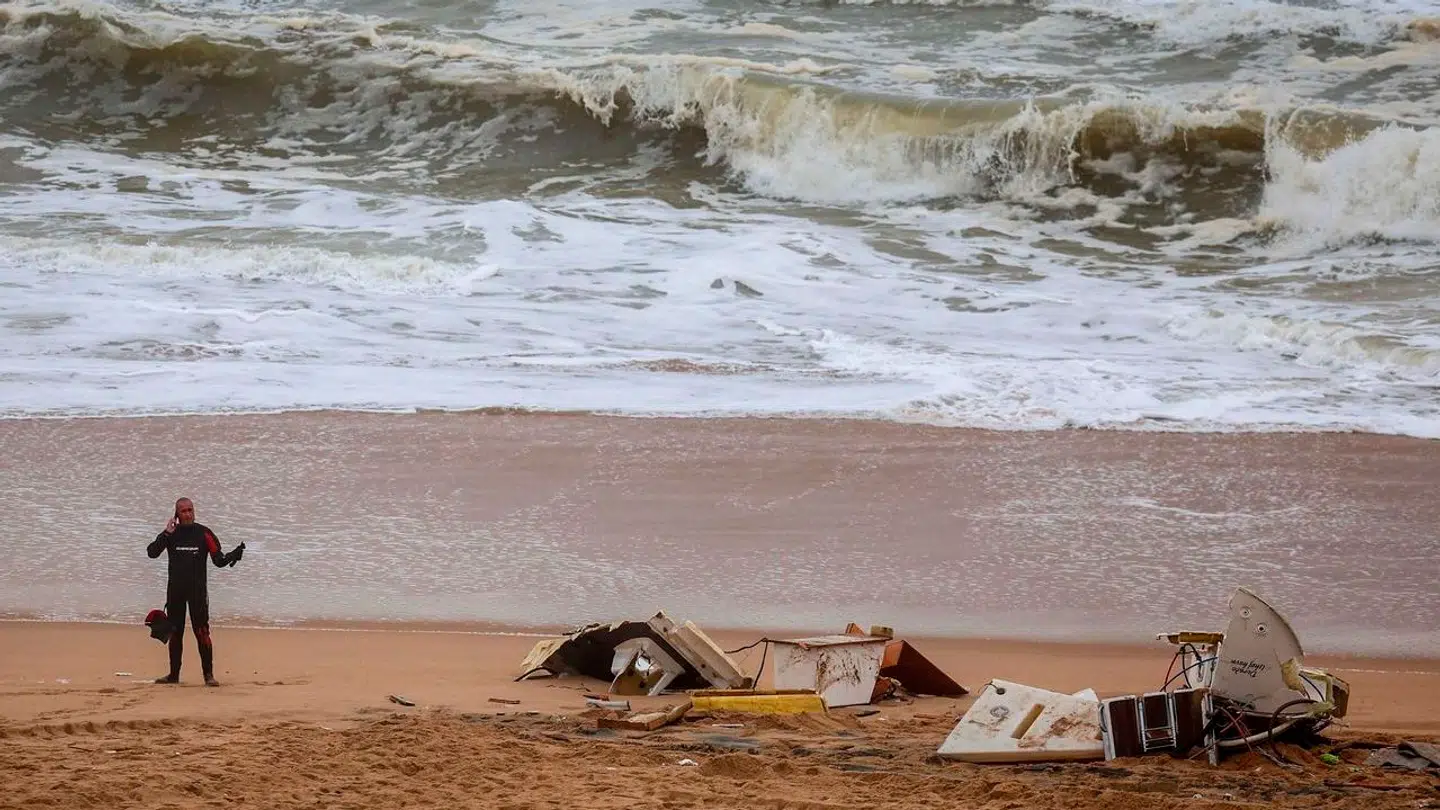 En forlist sejlbåd blev fundet ødelagt på en portugisisk strand fredag. Tre døde danskere blev fundet i nærheden.