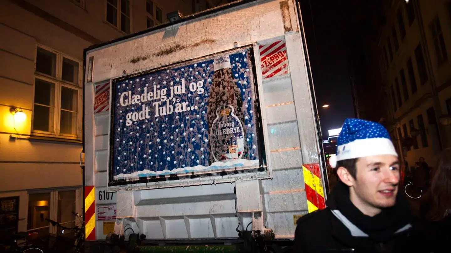 J-dag er som bekendt dagen, hvor Tuborg sender julebryg på gaden. Dagen kendes også som 'amatørernes aften'.