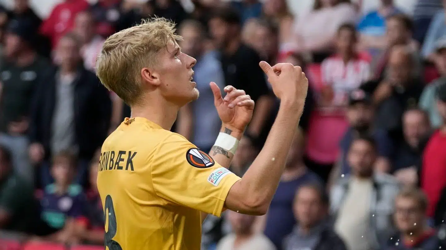 Albert Grønbæk fejrer sit mål mod PSV Eindhoven.