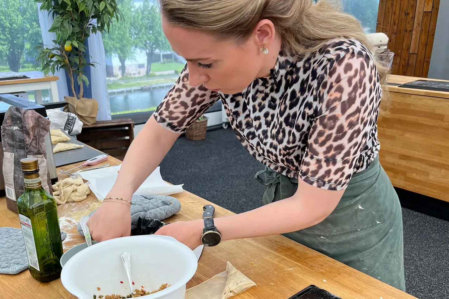 Nicole Mørck klarede at lave sprøde fillodejstrekanter i den første udfordring i lørdagens program. Men herefter begyndte det at kokse i køkkenet. (PR-foto).