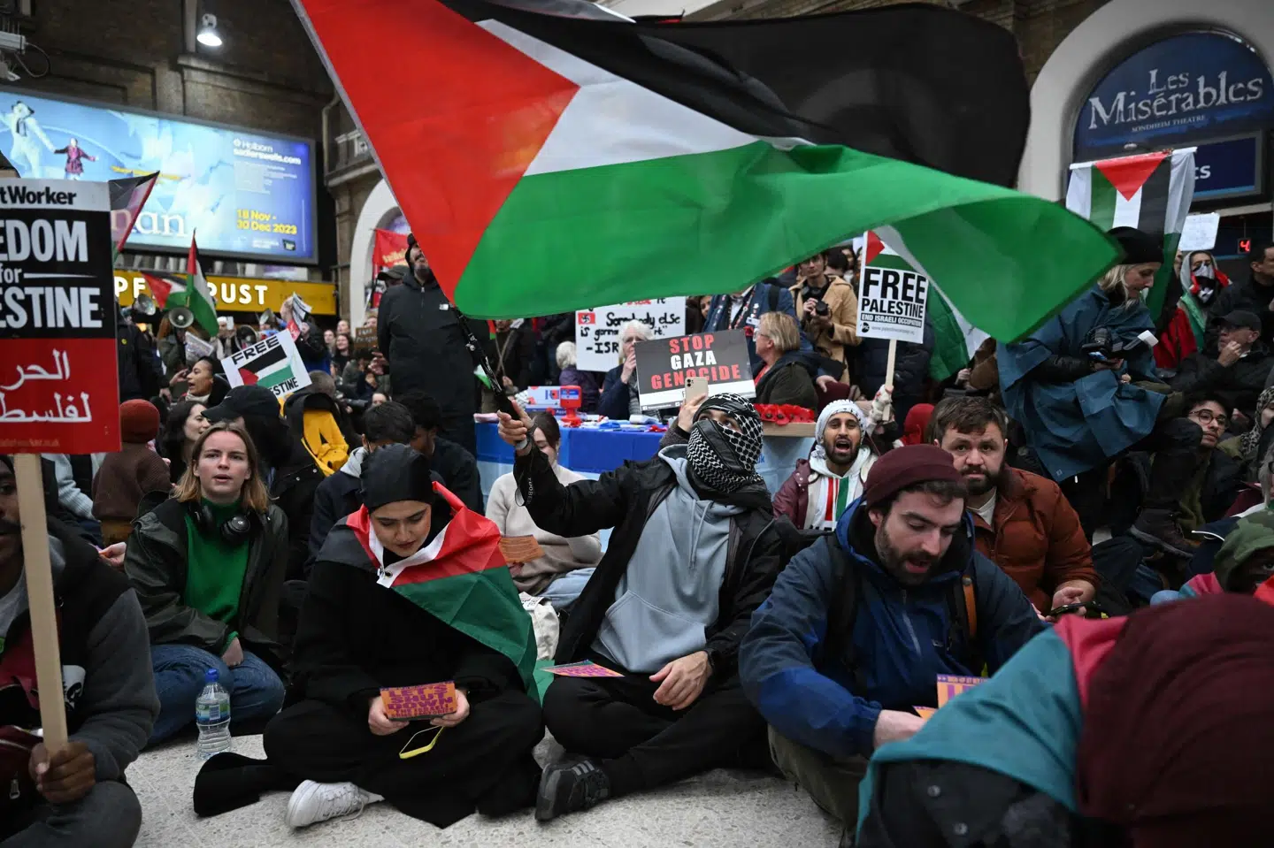 Propalæstinensiske demonstranter satte sig lørdag på gulvet på togstationen Charing Cross i London.