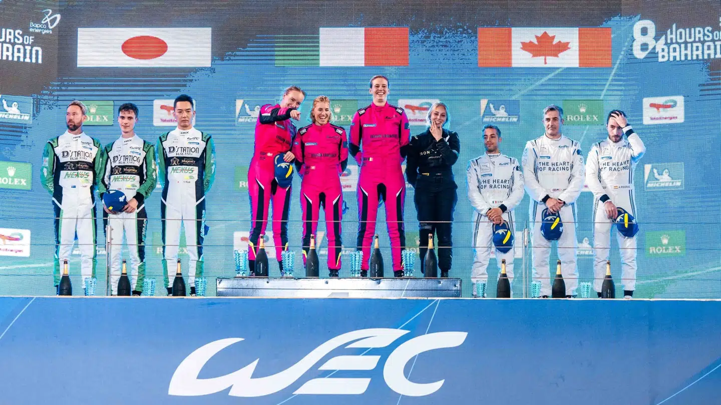 Michelle Gatting (tv. i lyserød) fik fra podiet øjenkontakt med holdets ingeniør David i et rørende øjeblik.