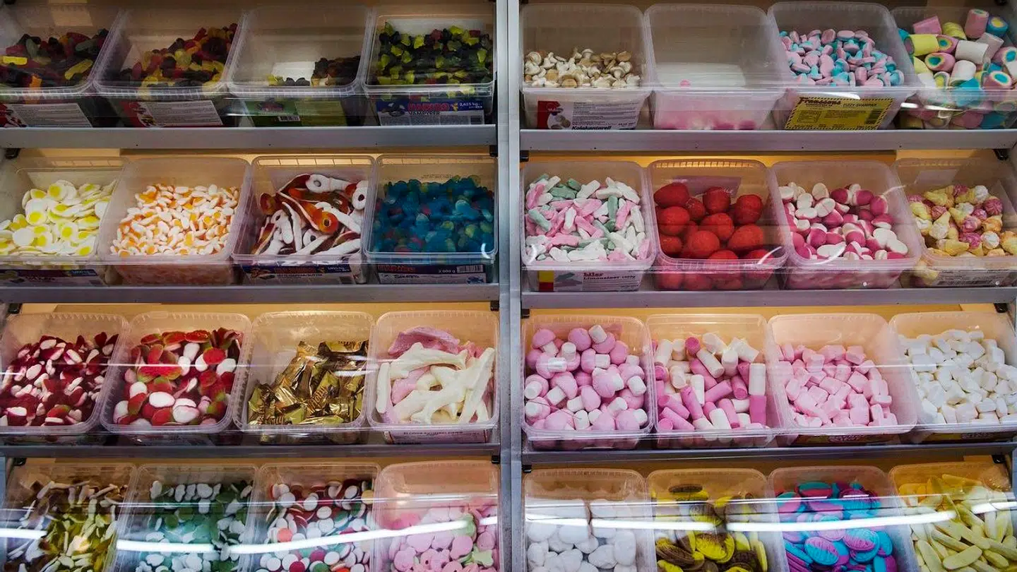 Selvom priserne på dagligvarer er faldende, er det langt fra tilfældet på de søde sager.